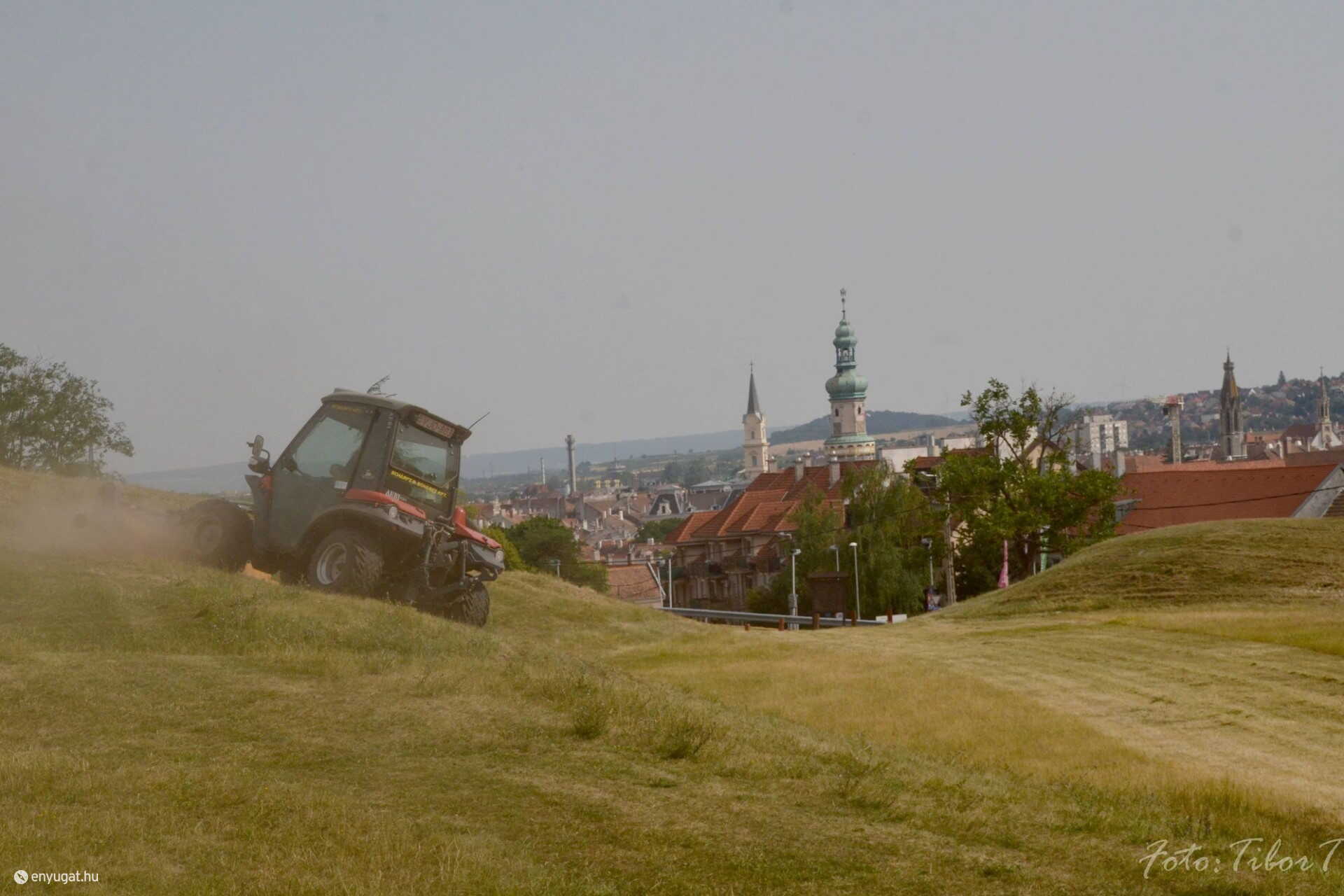 Fotón a hőség, a szárazság - és még így is szép a Tűztorony.