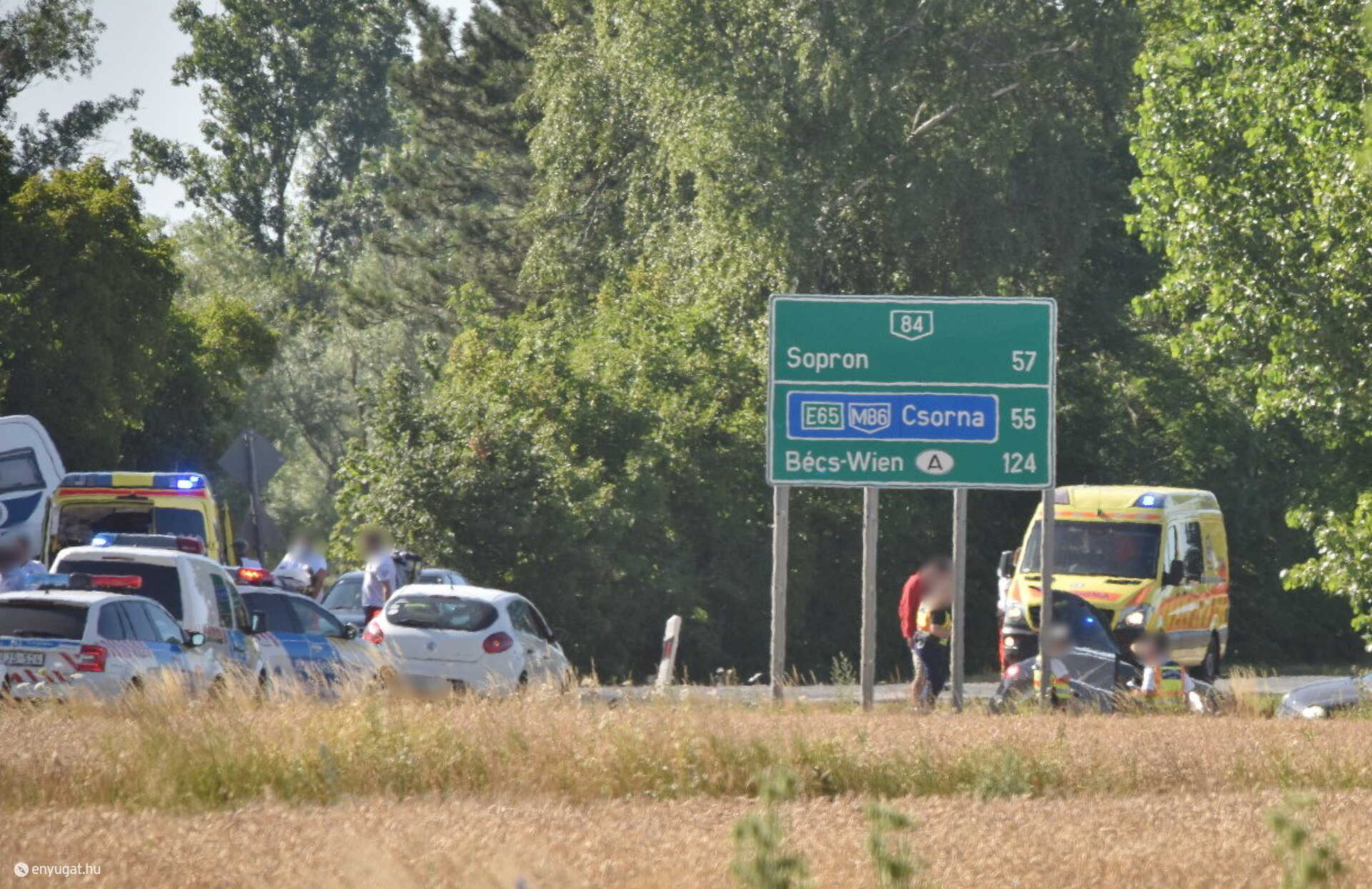Kanyarodó Renaultba csapódott Audi a 84-esen Sárvárnál - lakóautónak sodródott a roncs