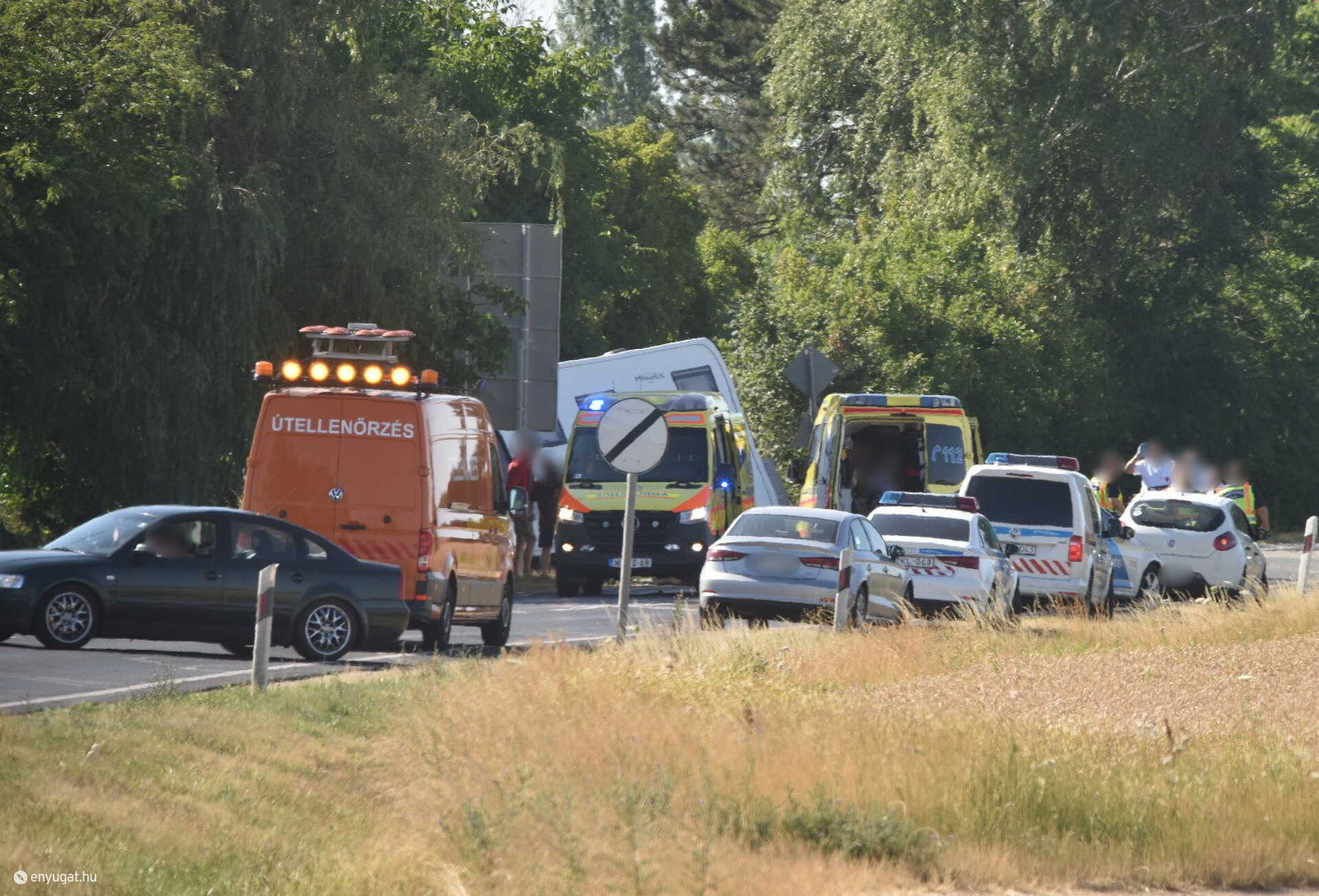 Kanyarodó Renaultba csapódott Audi a 84-esen Sárvárnál - lakóautónak sodródott a roncs