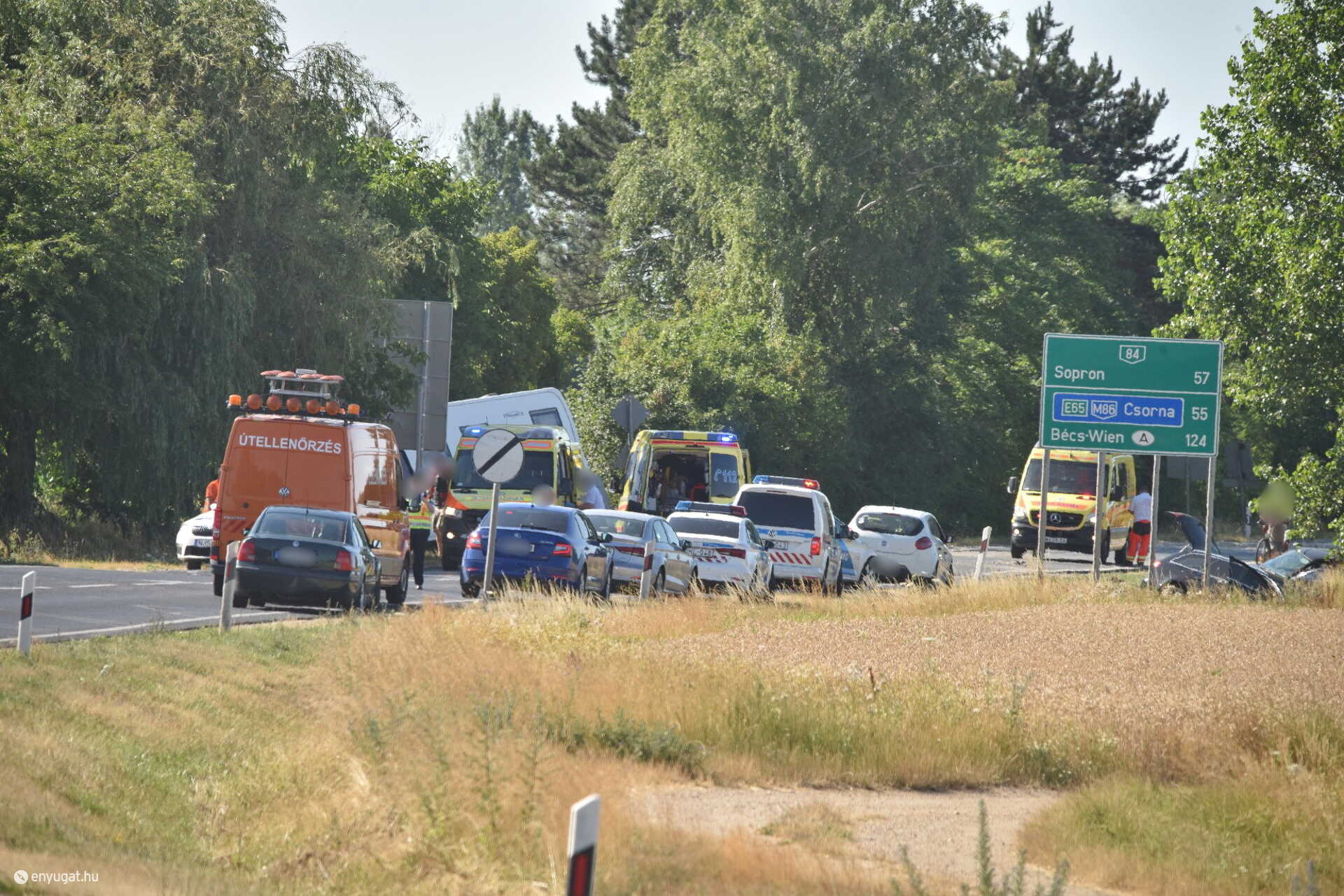 Kanyarodó Renaultba csapódott Audi a 84-esen Sárvárnál - lakóautónak sodródott a roncs