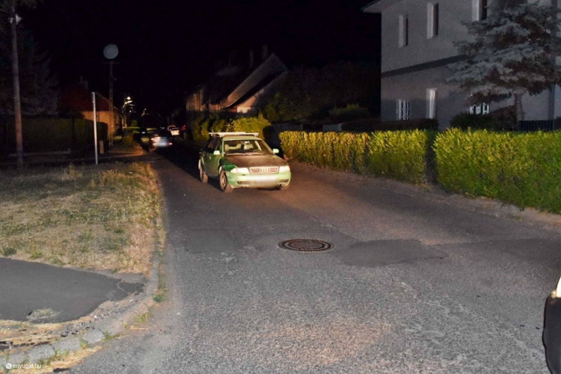 Ott hagyta a lefulladt a kocsit az út közepén.