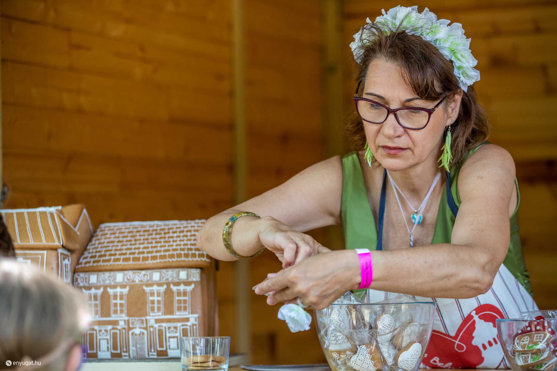 A Tündérfesztiválon már feltűnt egy "mézeskalács házikó", benne Fischer Erikával, aki a project szakmai vezetője. 