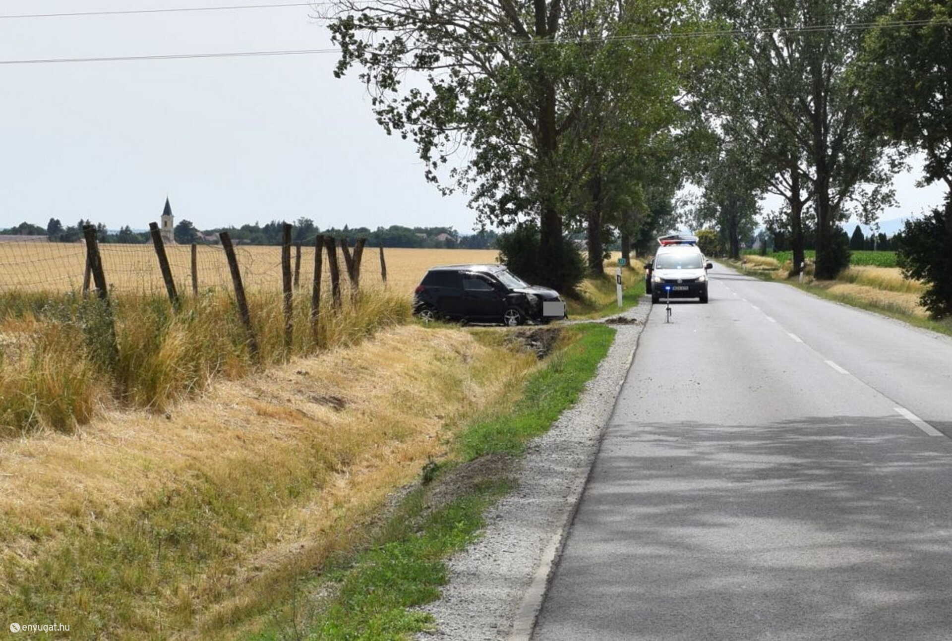 Az autó vezetőjét és utasát is kórházba vitték a mentők.