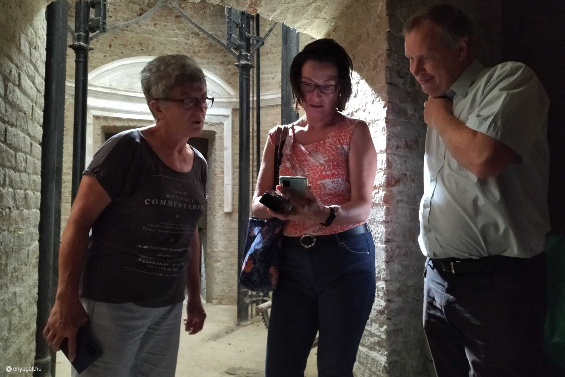 Cséry Katalin, Siklósi Edit (a leszármazott felesége) és Tóth Károly lelkész a kripta mélyén.