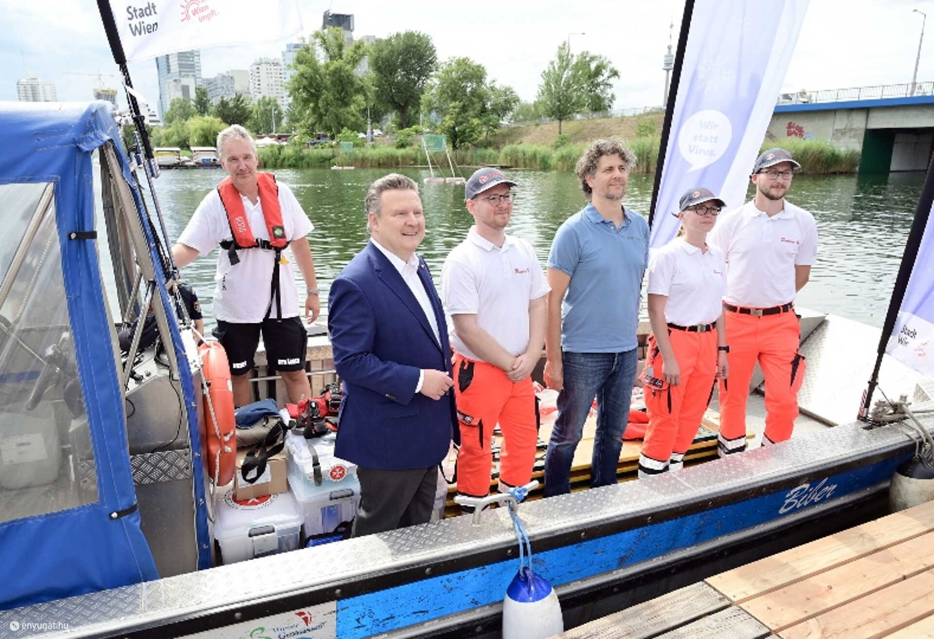 Michael Ludwig polgármester és az oltóhajó legénysége 