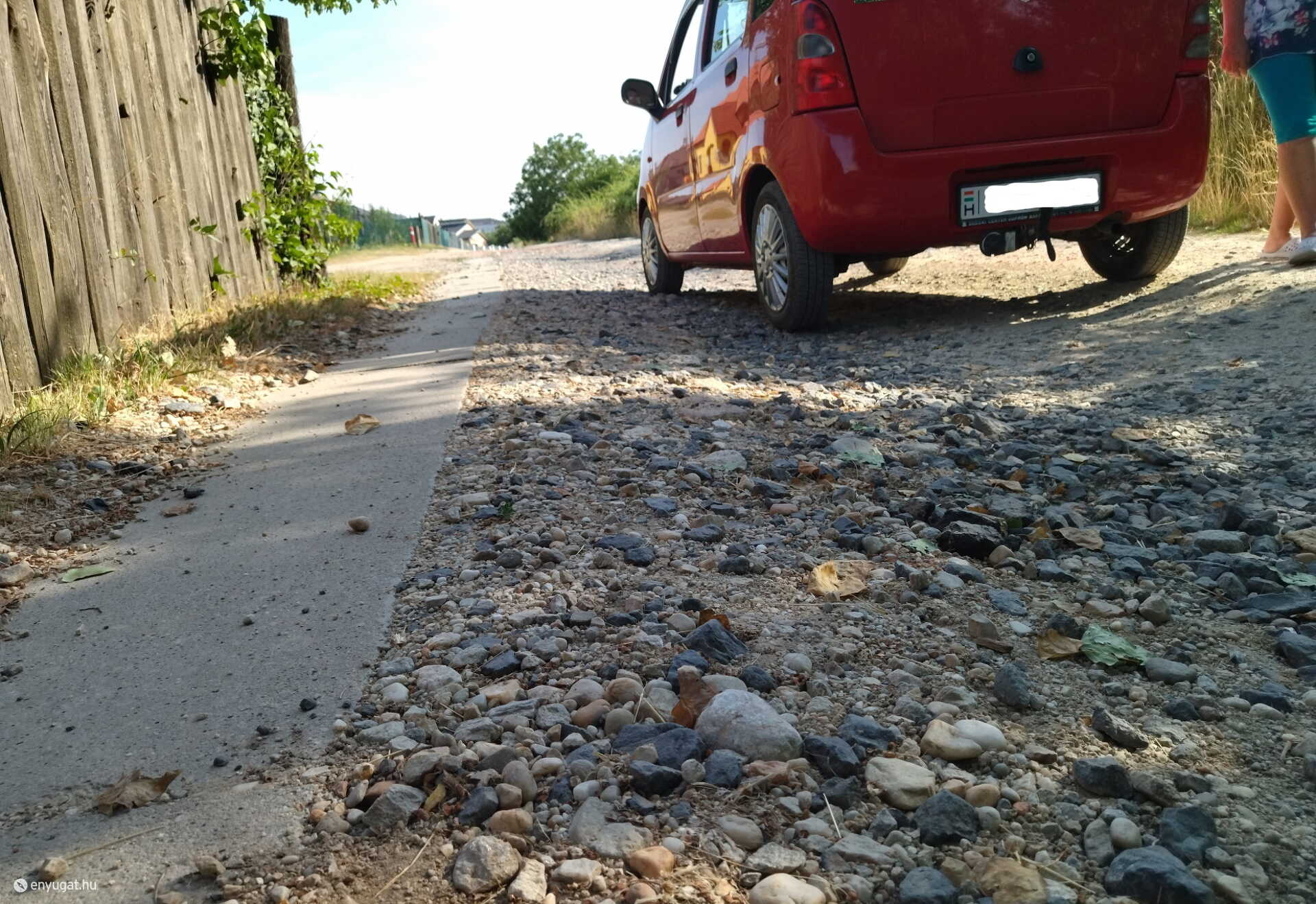 Bár a fotó nem adja vissza tökéletesen az állapotokat, azért látszik, hogy gumiszaggató a helyzet.