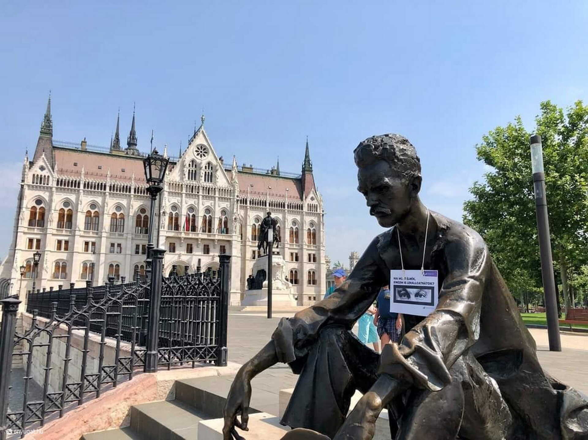 A Momentum aktivistái táblákat helyeztek ki olyan politikusok és közéleti emberek szobraihoz, akiket meghurcolt egy diktatúra.