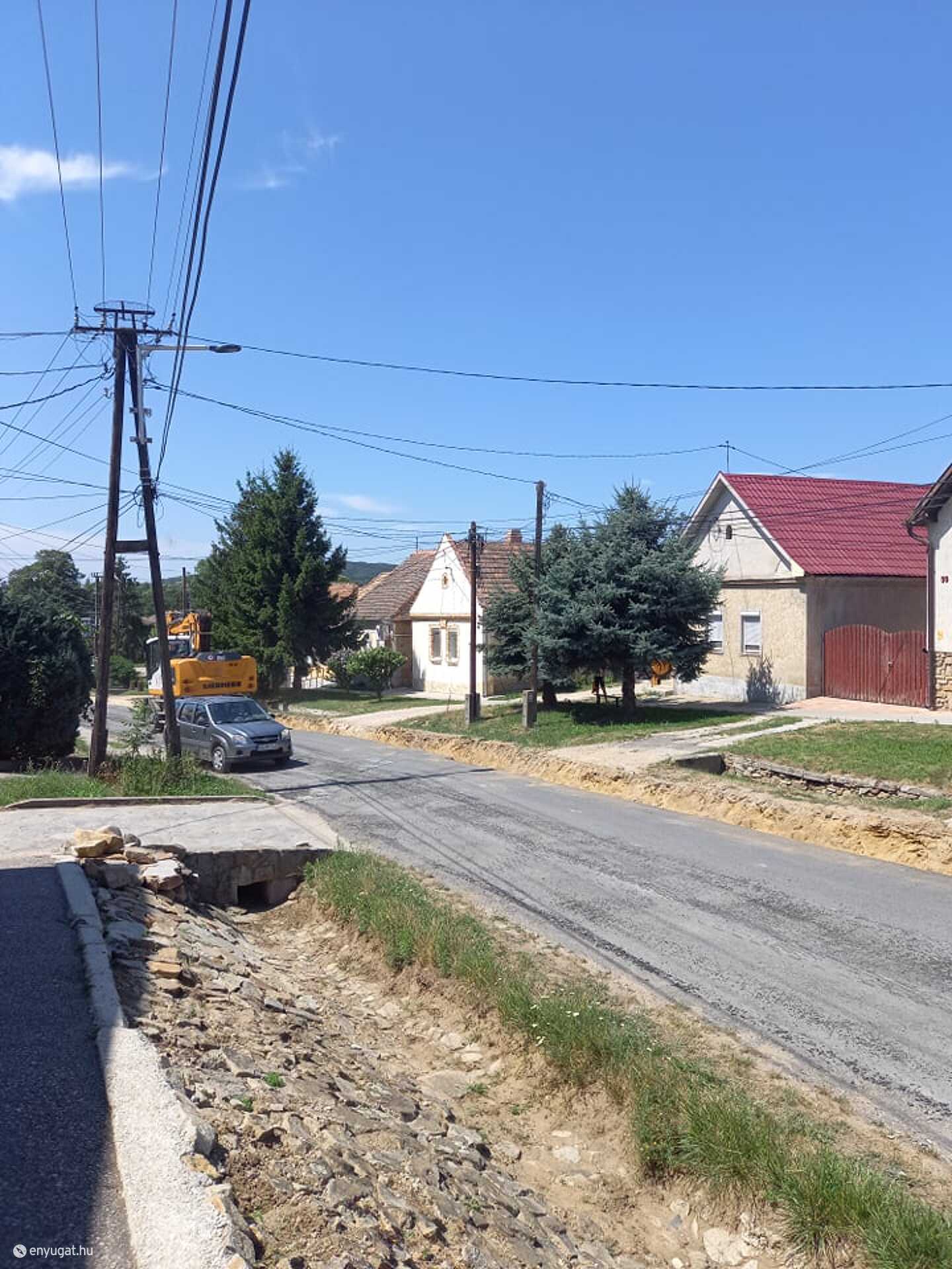 A helyenként bedőlt vagy feltöltődött árkokat is rendbe teszik. 