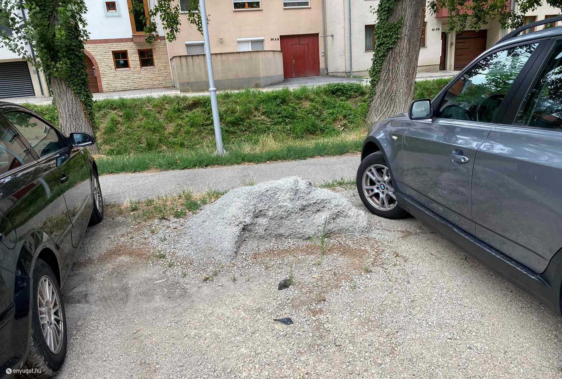 Forgalmasabb napokon minden parkolóhelyért meg kell küzdeni. De a kupac marad.