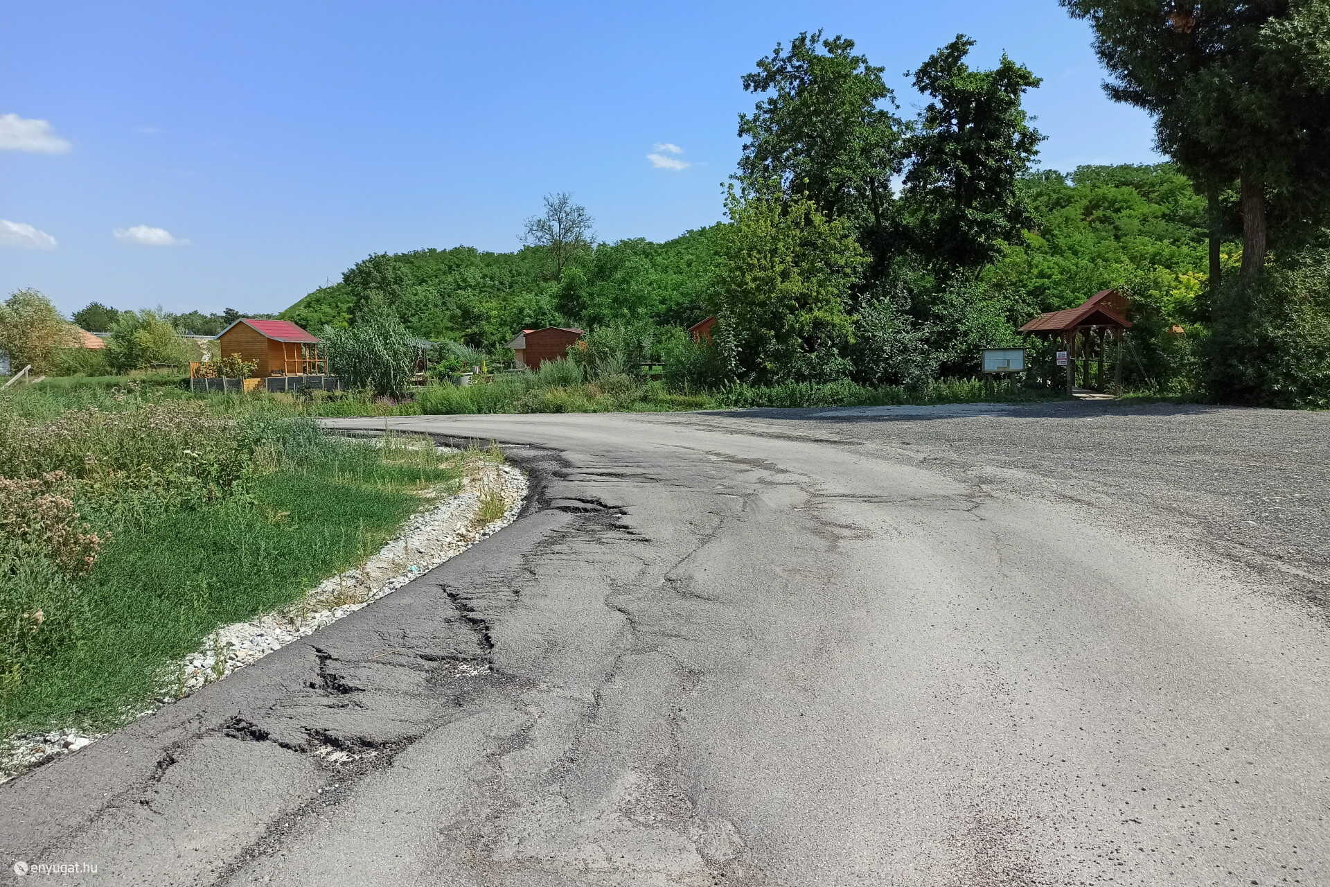 Problémák az aszfalttal az Arany-patak mellett