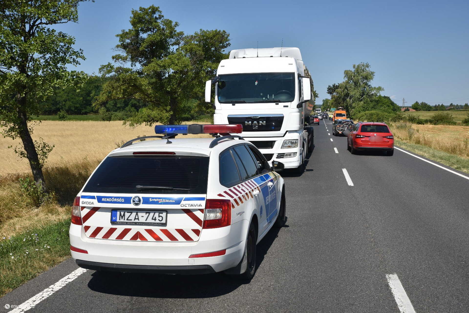 MAN tartályautó elguruló kereke talált telibe egy Audit Borgátánál - VW is megrongálódott