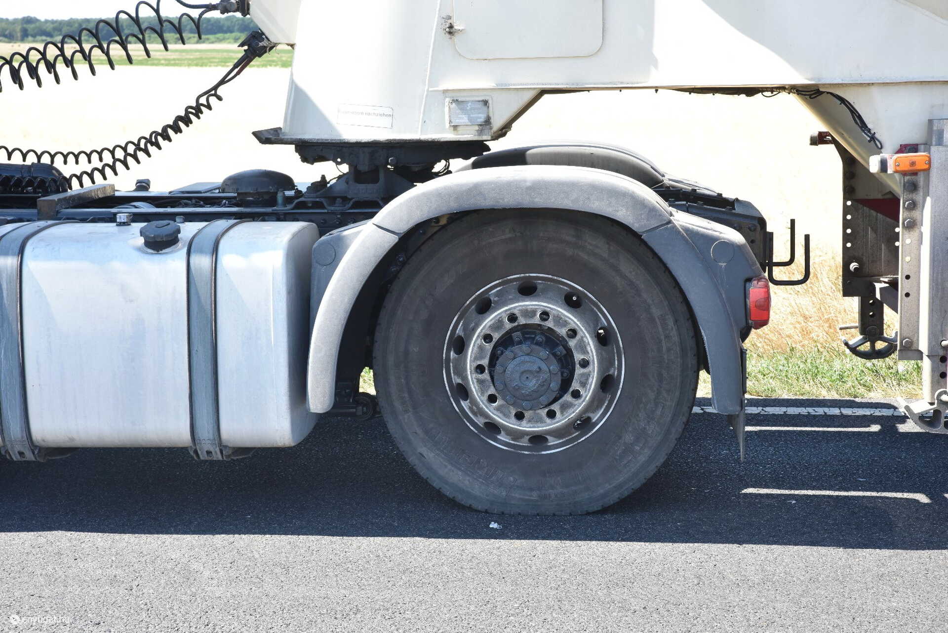 MAN tartályautó elguruló kereke talált telibe egy Audit Borgátánál - VW is megrongálódott