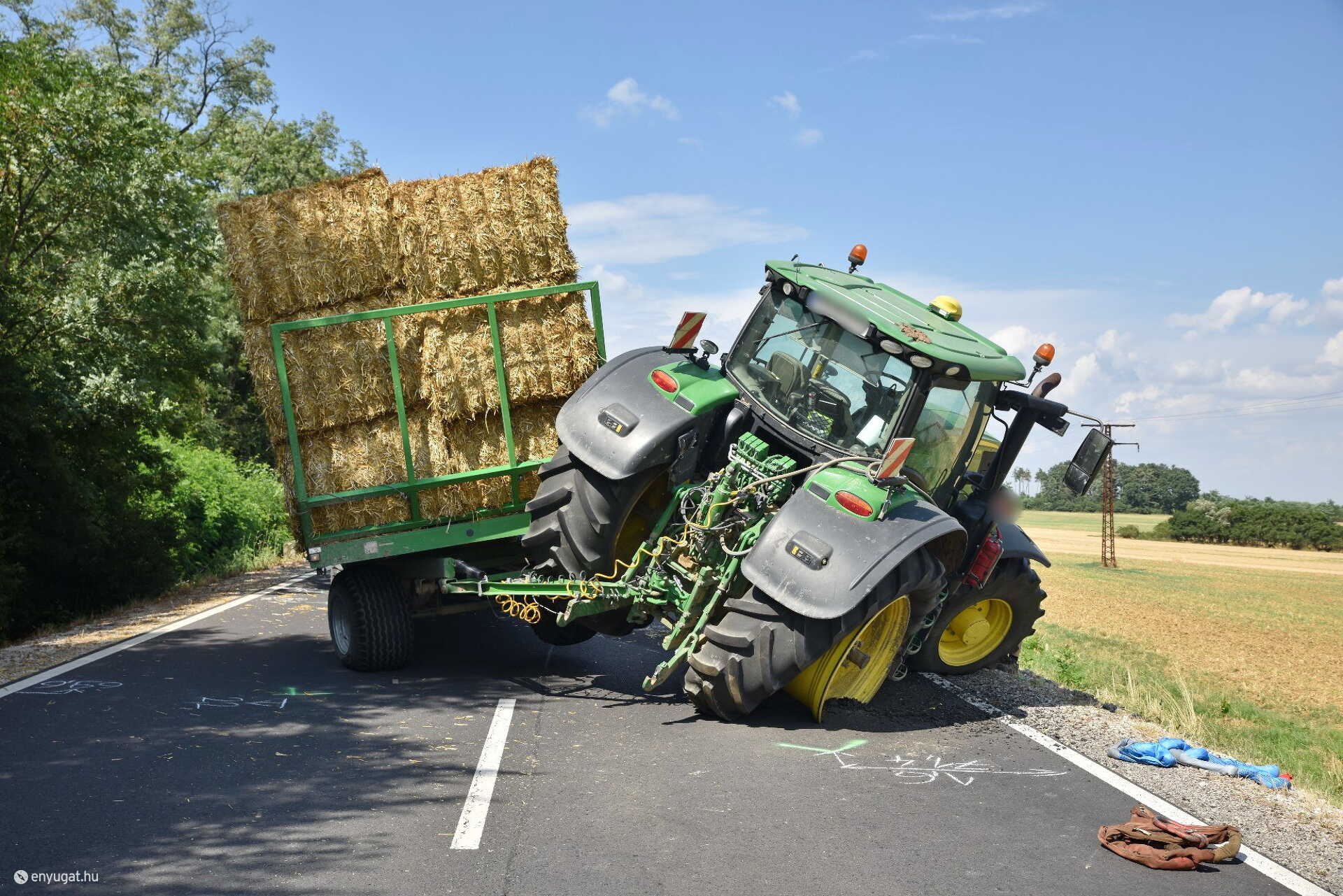 Kamion szorított le traktort 