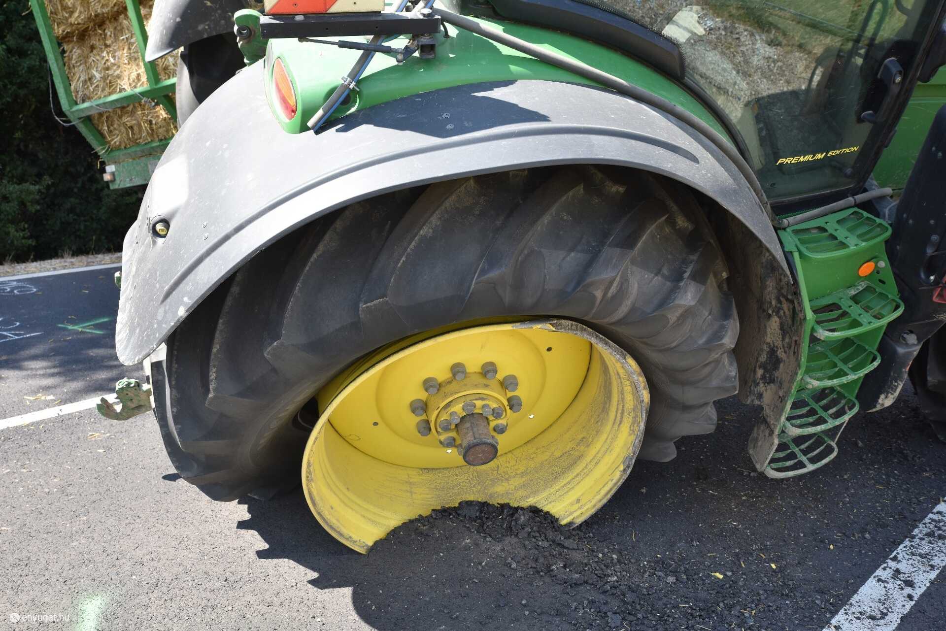 Kamion szorított le traktort 