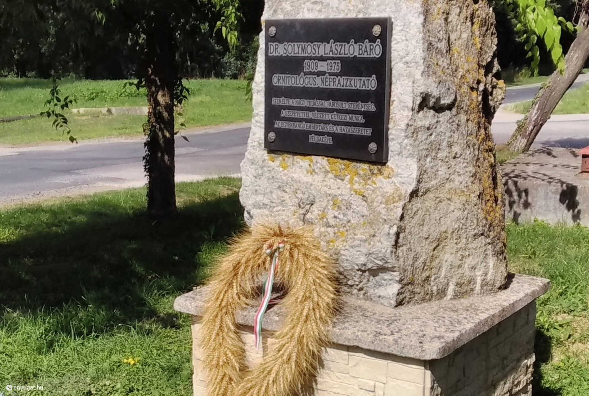 Solymosy báró emléktáblája és a friss aratókoszorú.