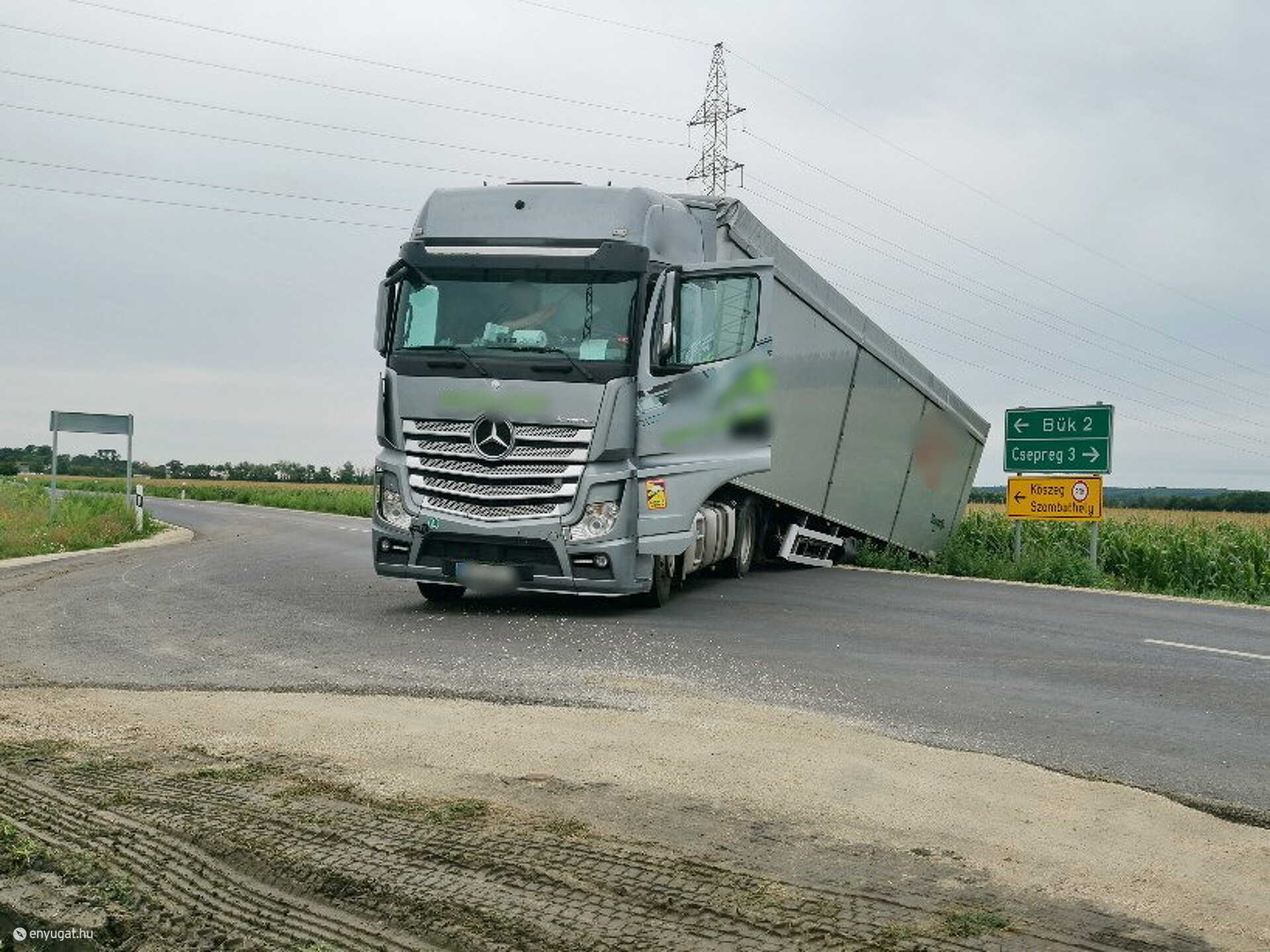 Kukoricásba tolatott Mercedes kamion okoz torlódást Bük közelében