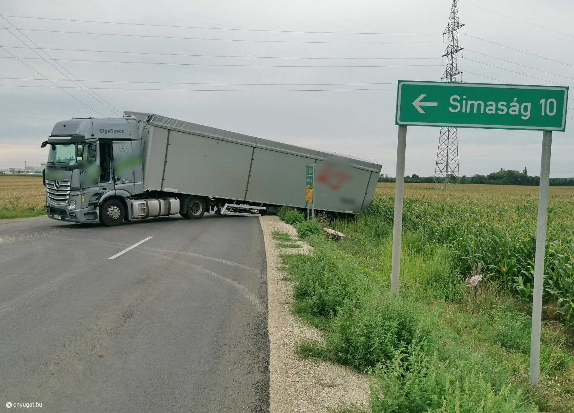 Kukoricásba tolatott Mercedes kamion okoz torlódást Bük közelében