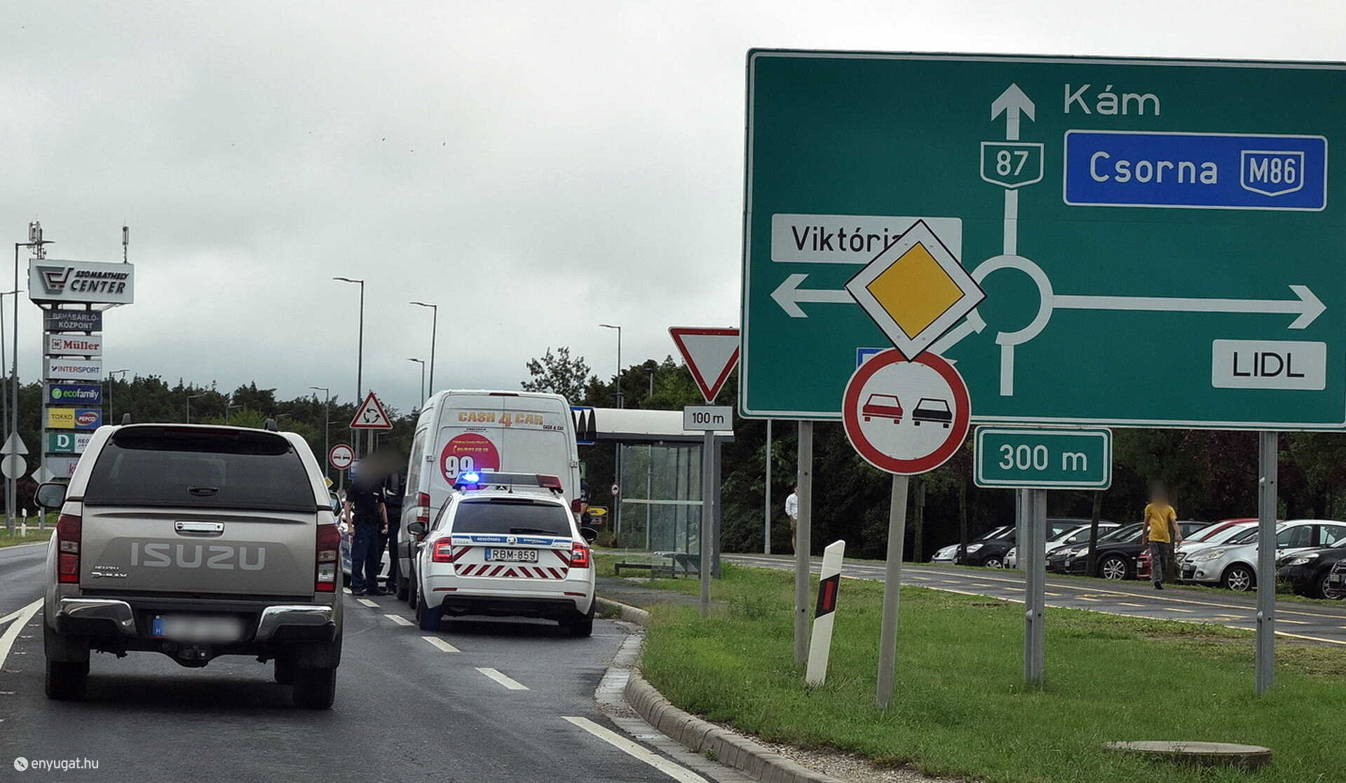 Rendőrök állították meg a Mercedes furgont Szombathely határában