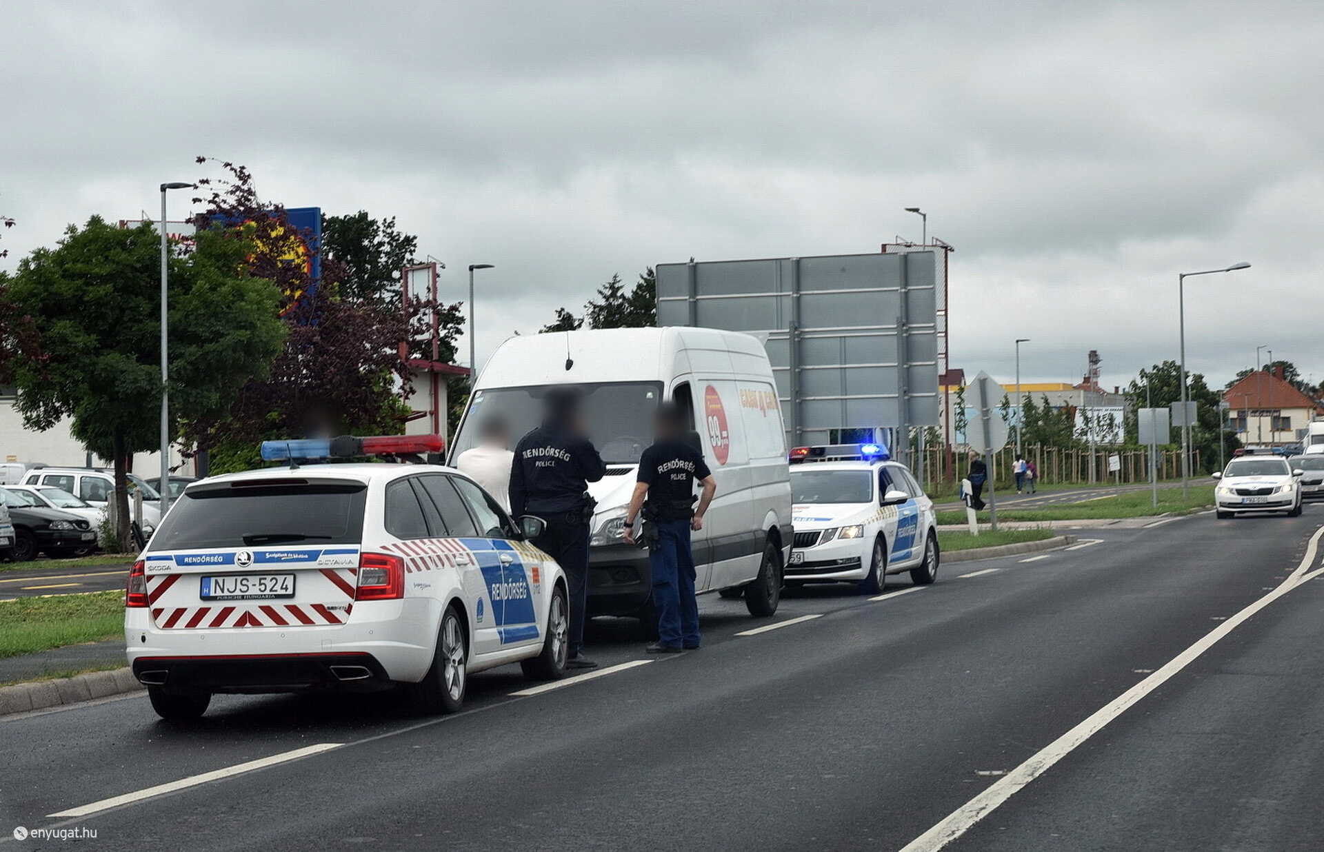 A férfi a motorháztetőre támaszkodott