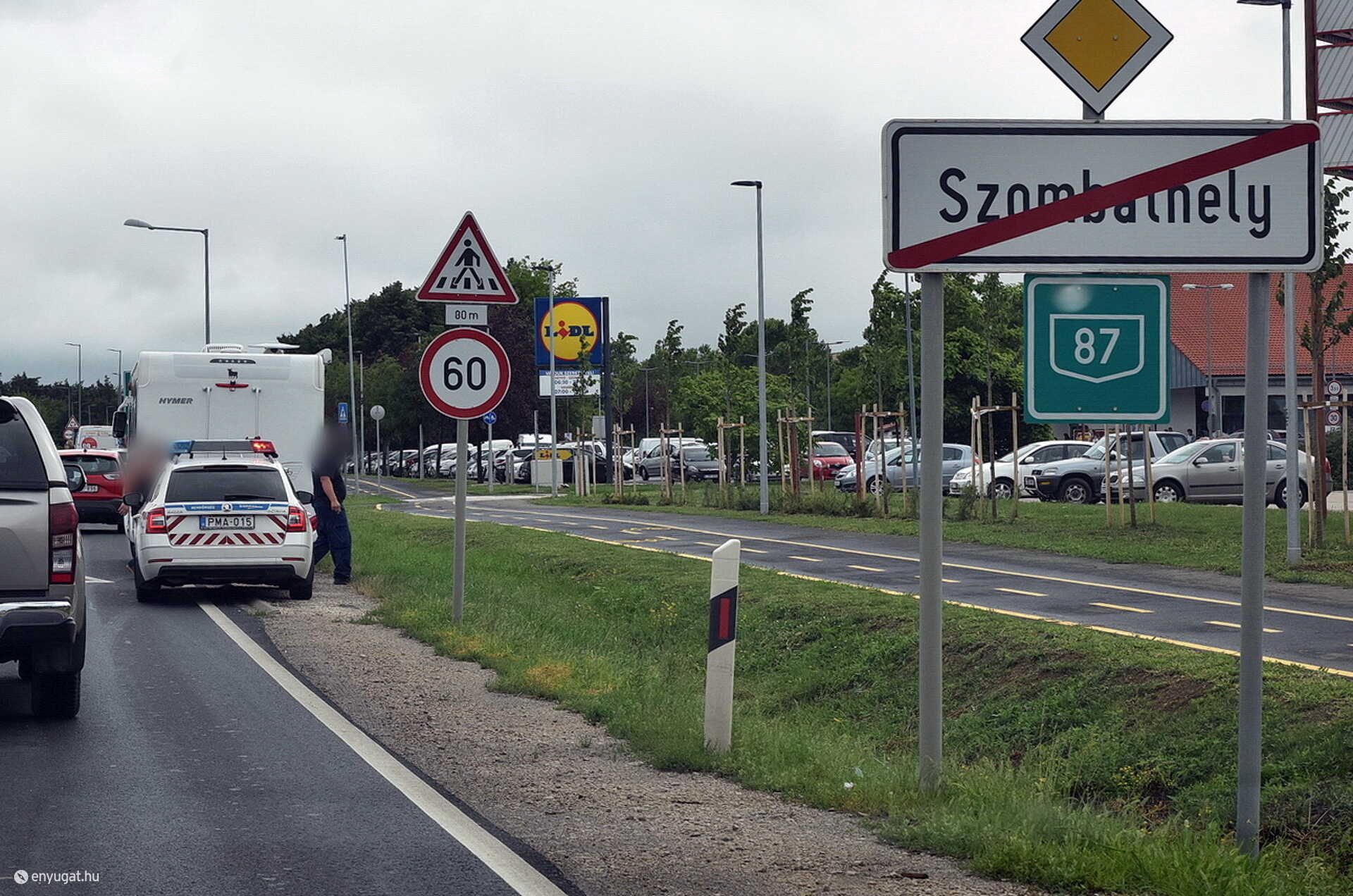 Ellenőrzésre megállított rendőrautó Szombathely határában
