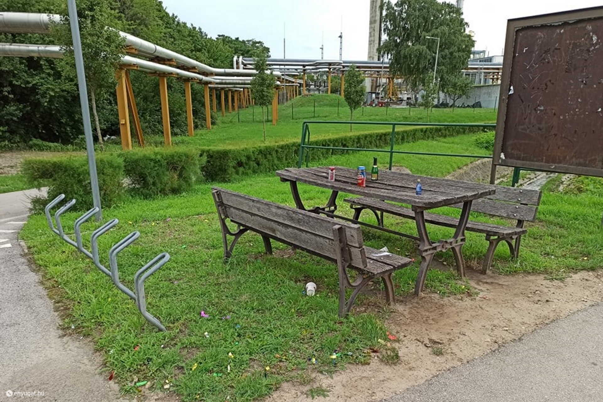 Buli utáni csendélet a Győri út mentén...