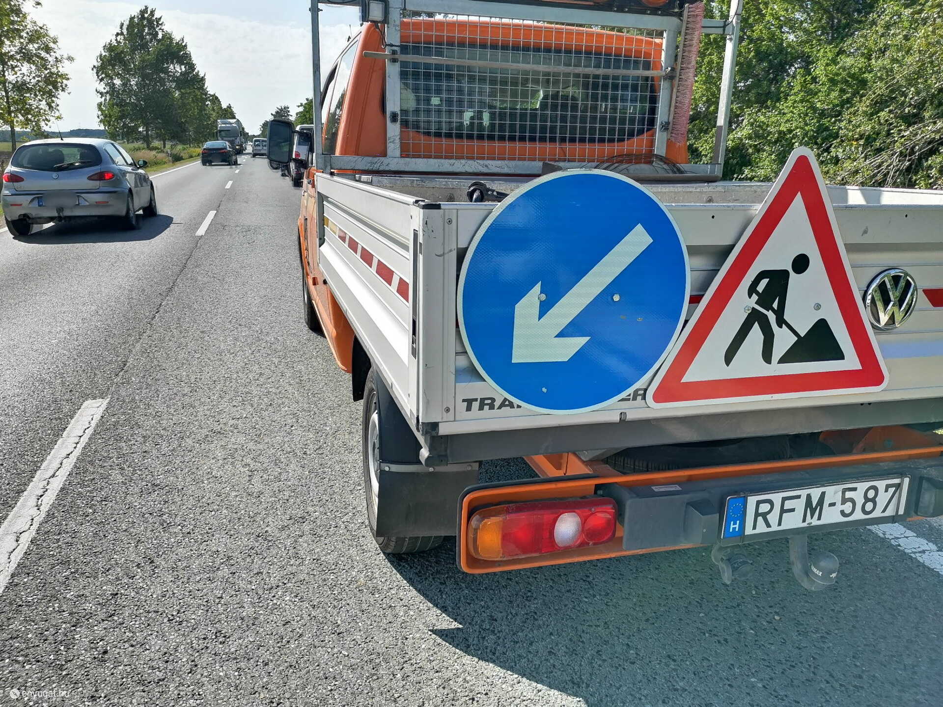 Közutas autóval ütközött érintőlegesen egy VW kisbusz Sárvárnál