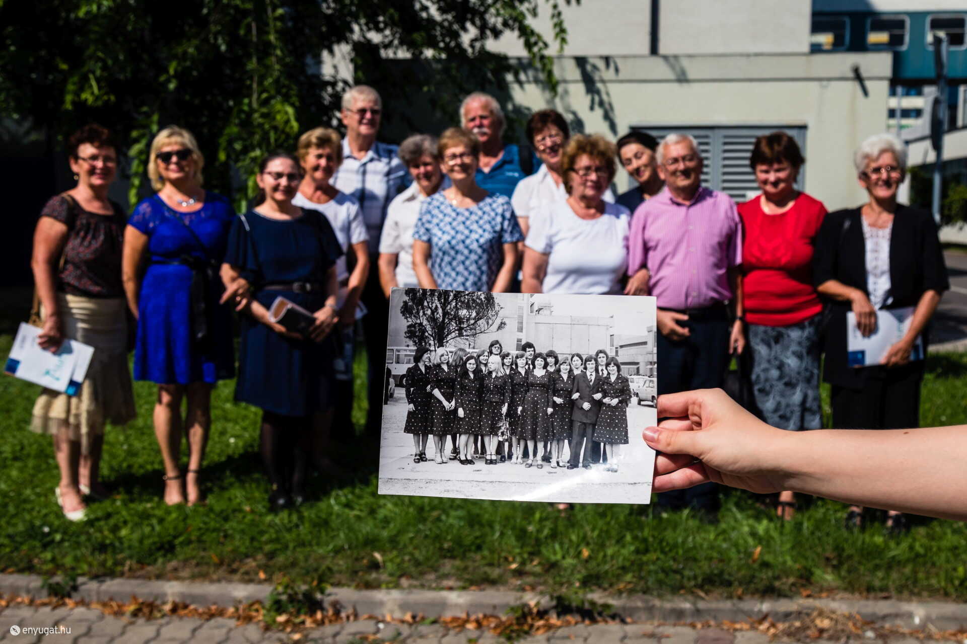 Az 1976-ban végzett postaüzemi mérnökök akkor és most.