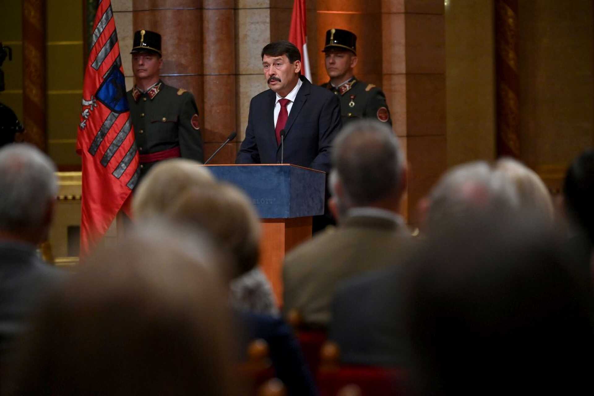 Áder János köztársasági elnök beszédet mond a Kossuth- és Széchenyi-díjak, valamint a Magyar Érdemrend kitüntetéseinek átadásán az Országház kupolacsarnokában 2021. augusztus 20-án. A koronavírus-járvány miatt az állami kitüntetéseket idén március 15., az 1848-49-es forradalom és szabadságharc évfordulója helyett az államalapítás ünnepén adják át. 