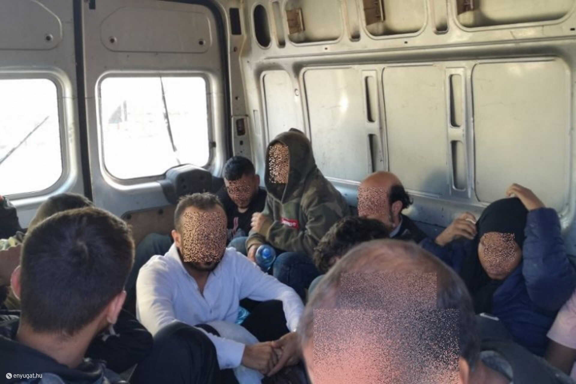 A sofőr mögött tizenheten ültek a román honosságú gépkocsiban.