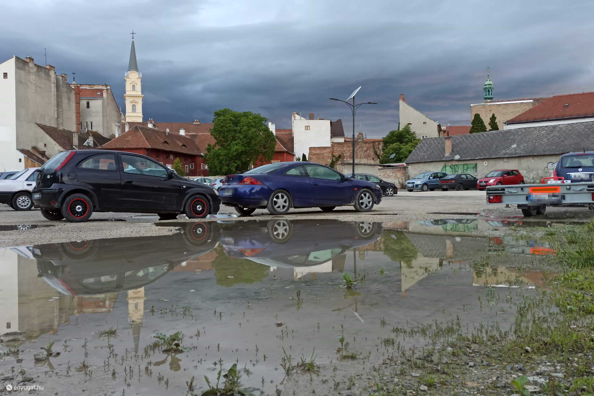 Kis tó az Árpád utcai parkolóban