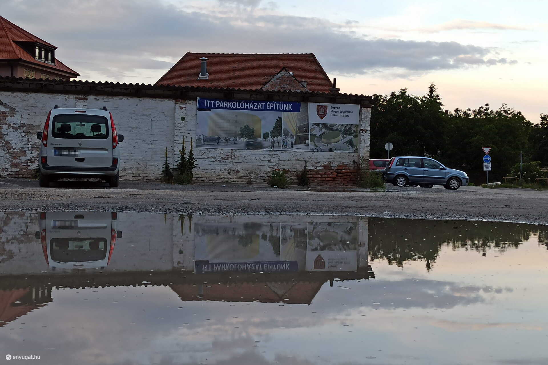 Kis tó az Árpád utcai parkolóban