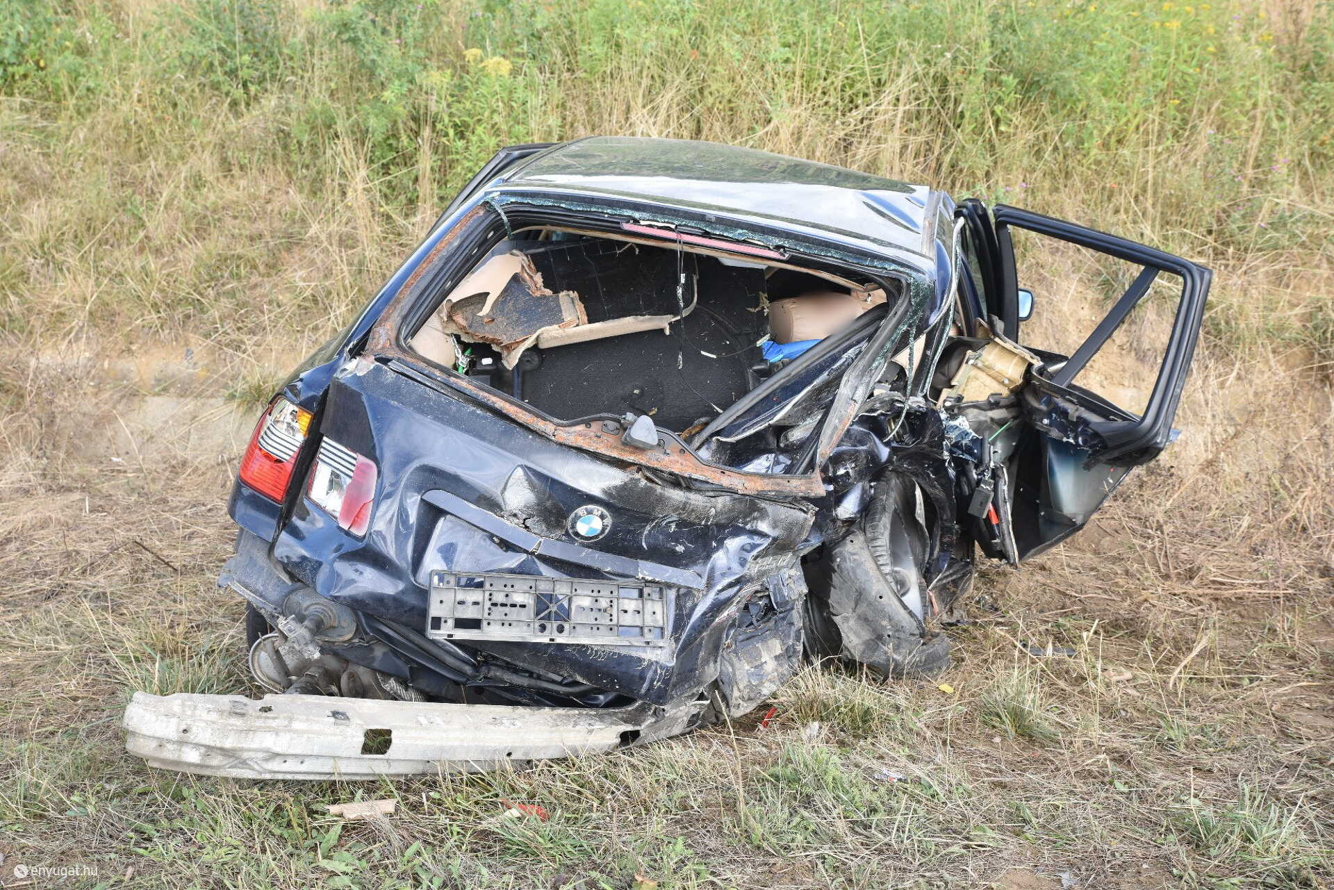Egy halottja és hét sérültje van a sárvári balesetnek - BMW perdült Nissan elé