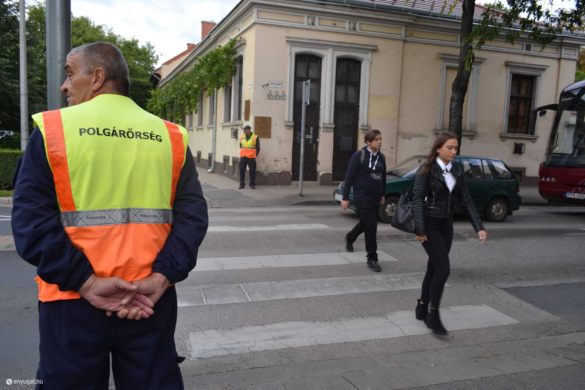 A zebráknál őrt állnak a polgárőrök. 