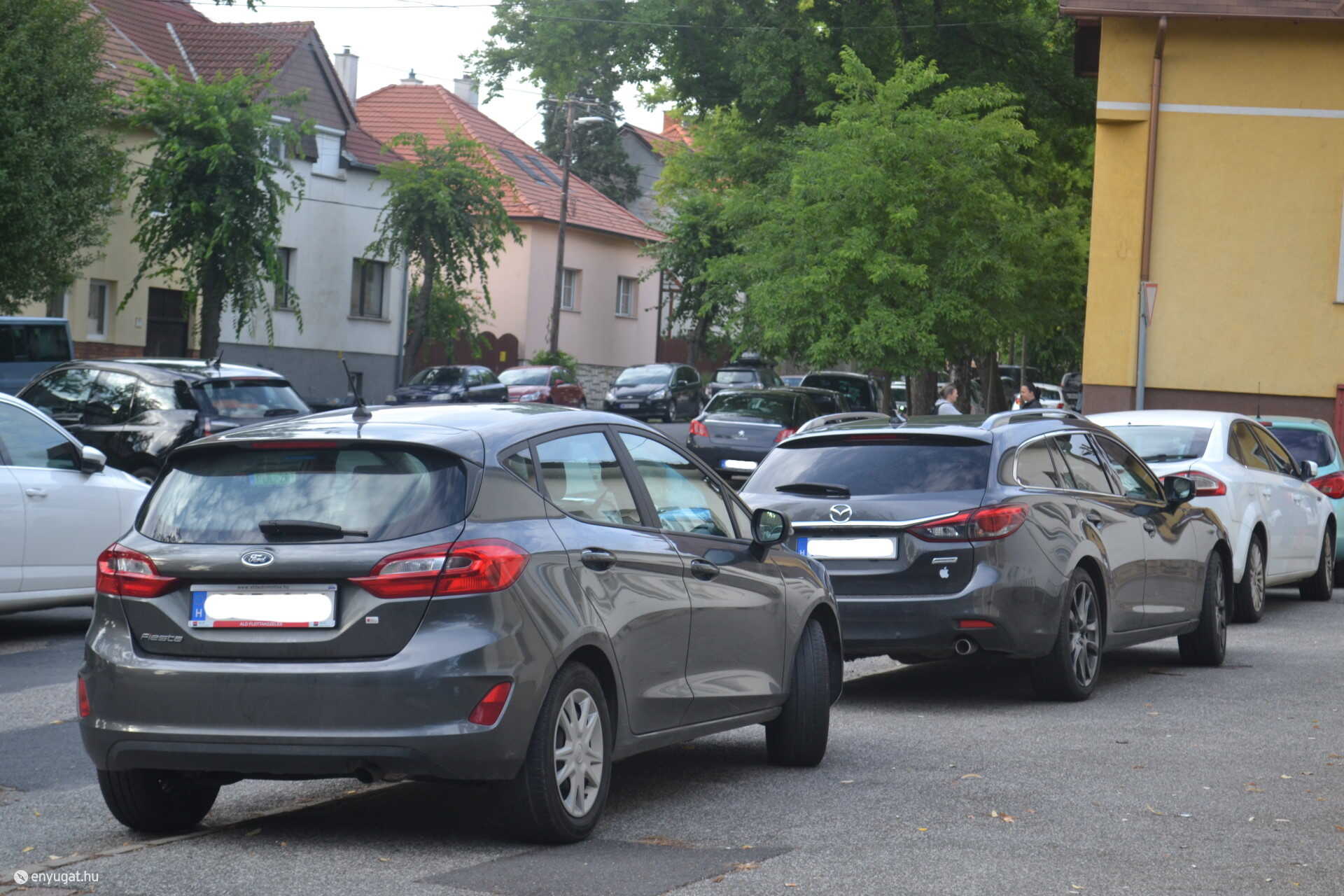 A Hunyadi-iskolába is sokan érkeznek autóval. 