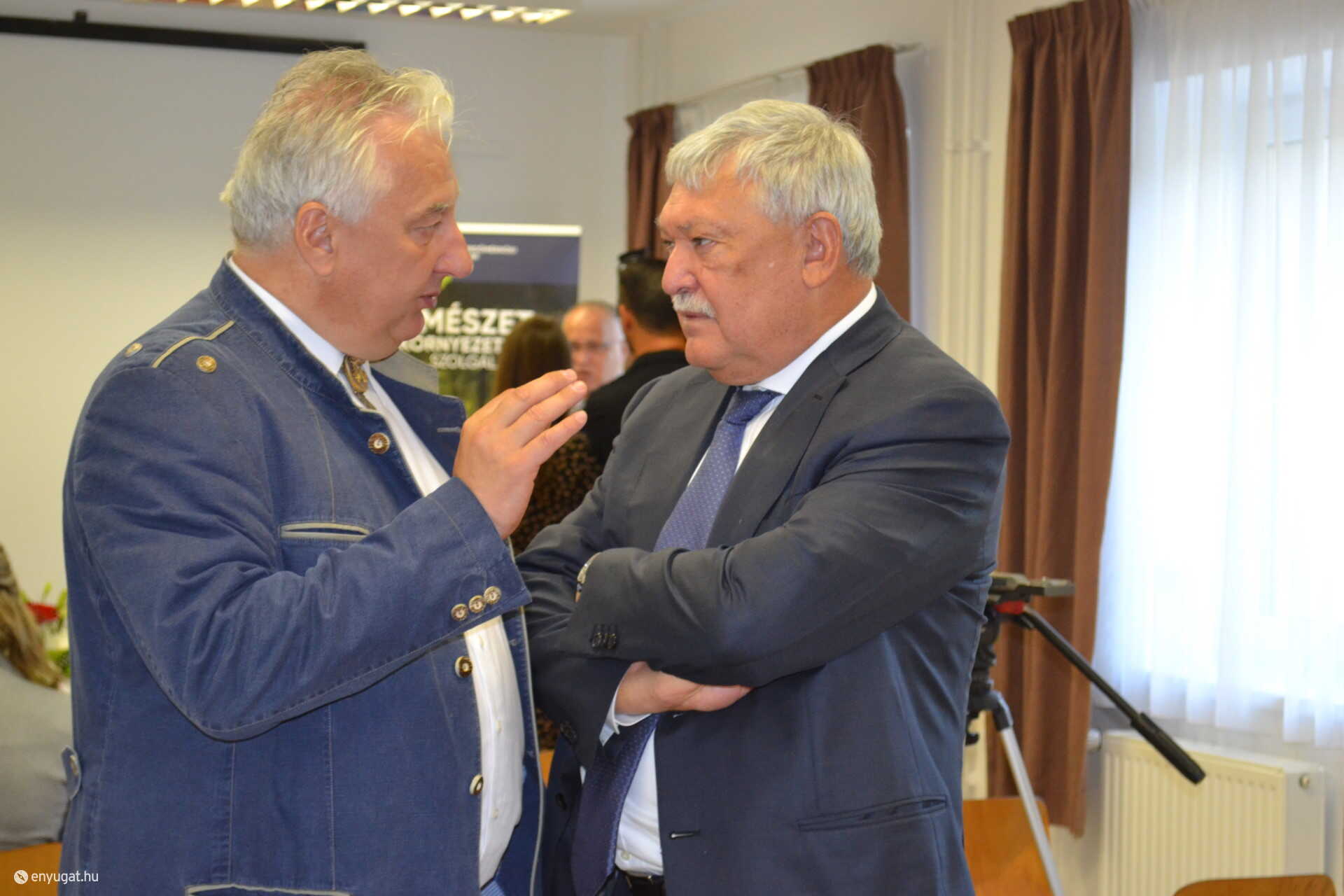 Fontos emberek fontos témában egyeztetnek. Semjén Zsolt és Csányi Sándor a Soproni Egyetem tanévnyitóját megelőző percekben.