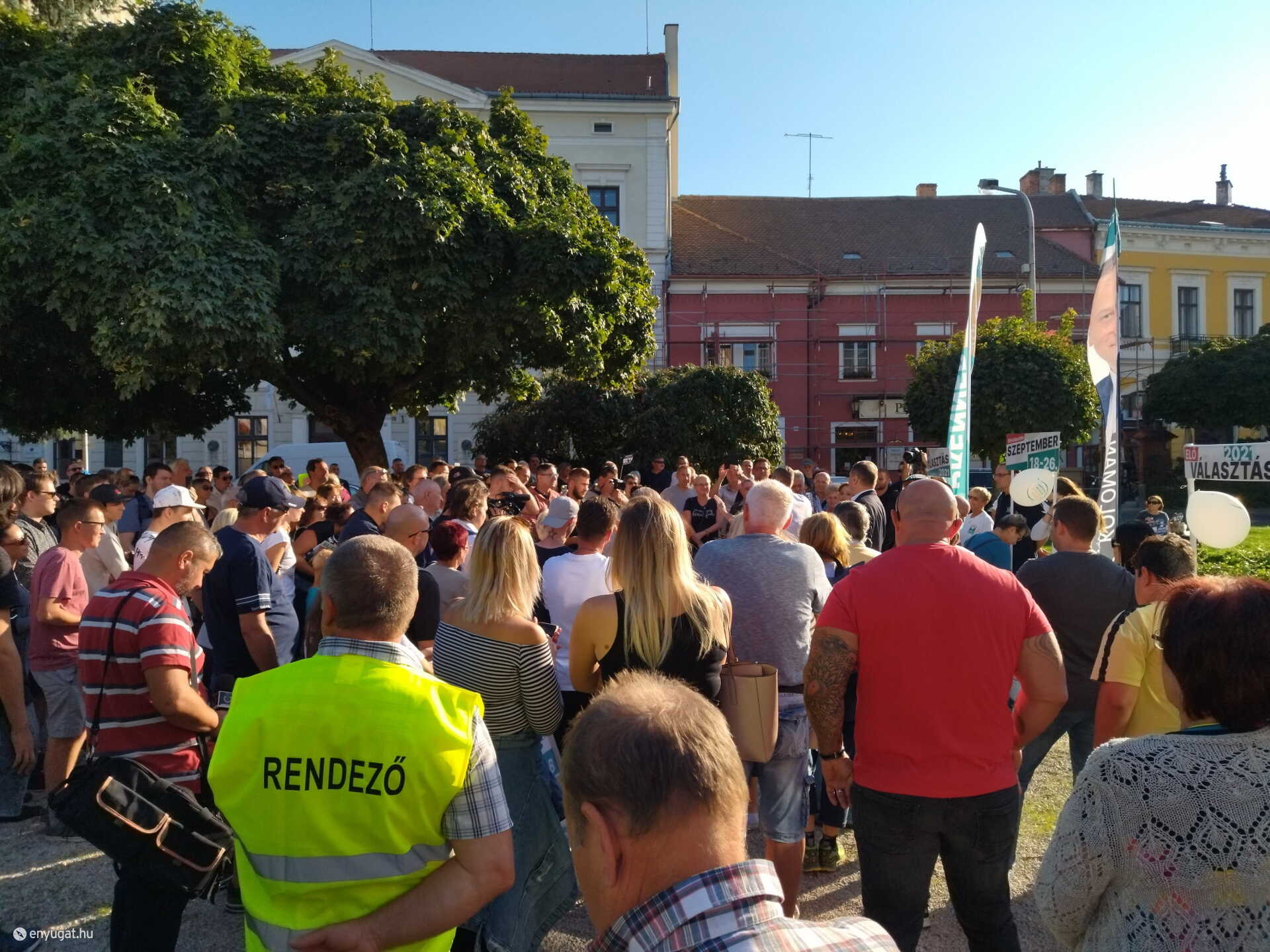 Soproni viszonylatban sokan voltak kíváncsiak a közismert politikusra.