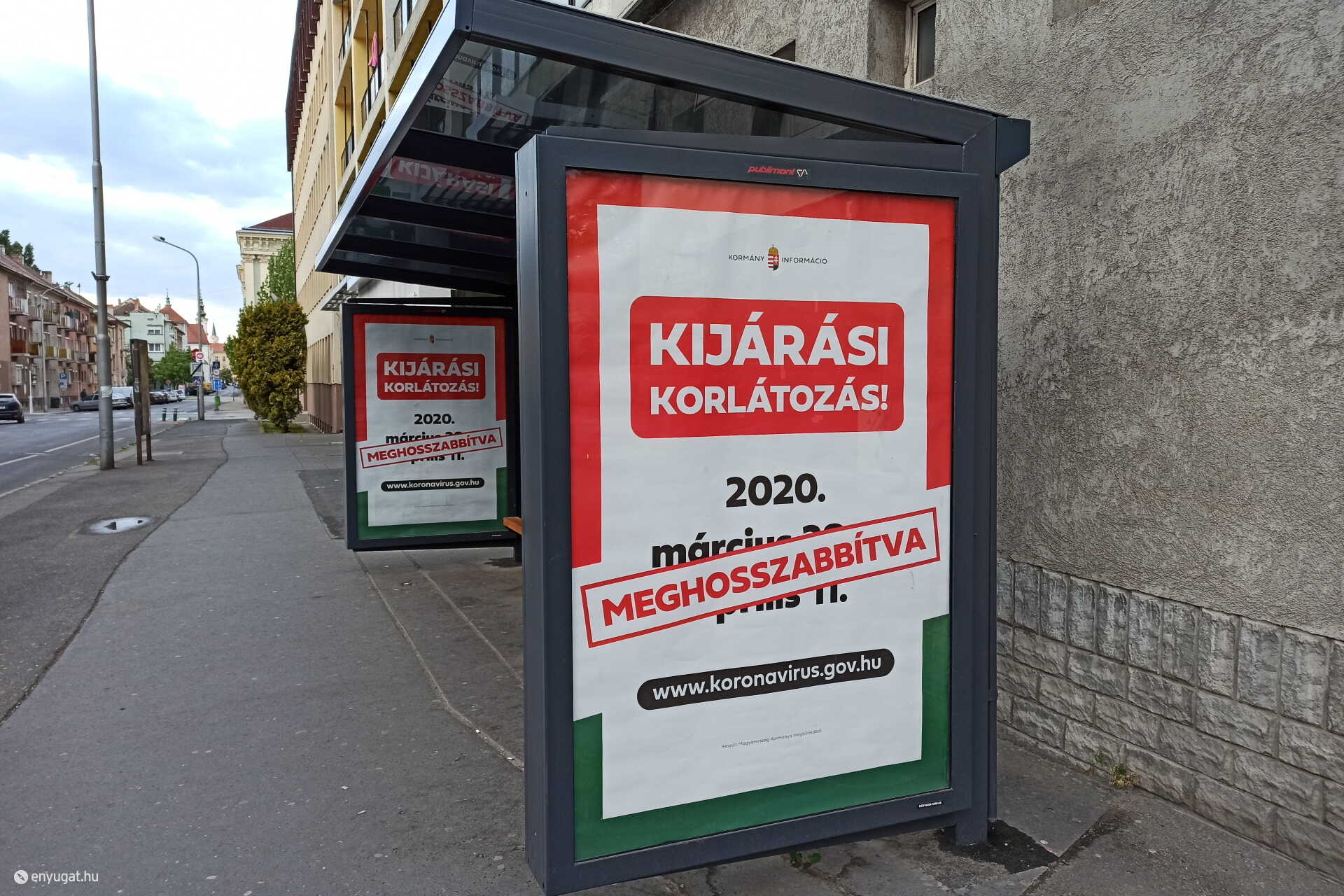 A kijárási korlátozásról tájékoztató plakátok