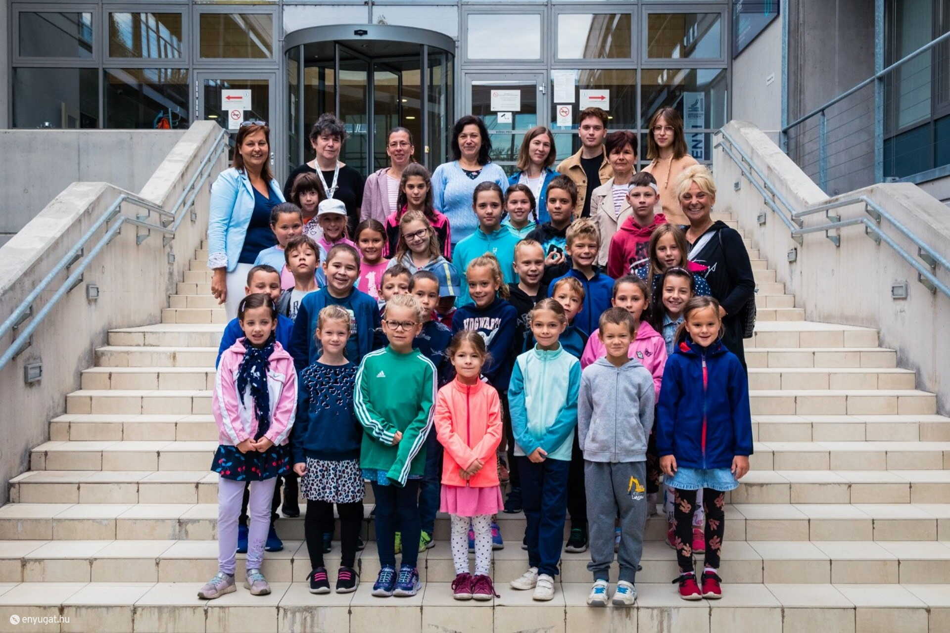 Biztos helyen voltak a kicsik és még jól is érezték magukat.