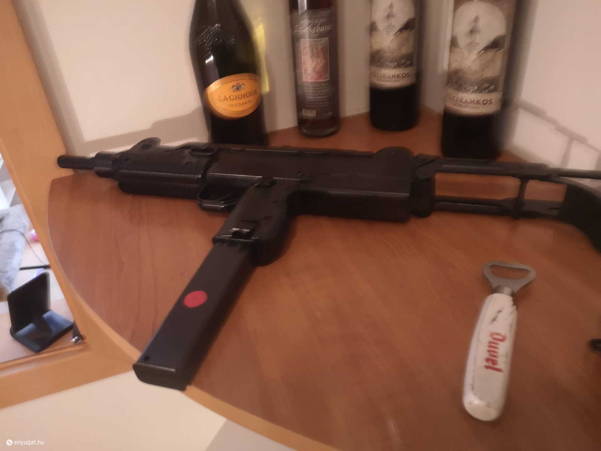 Fegyver is van a történetben. Az egyetlen jó hír, hogy soproni bor is van a polcon.