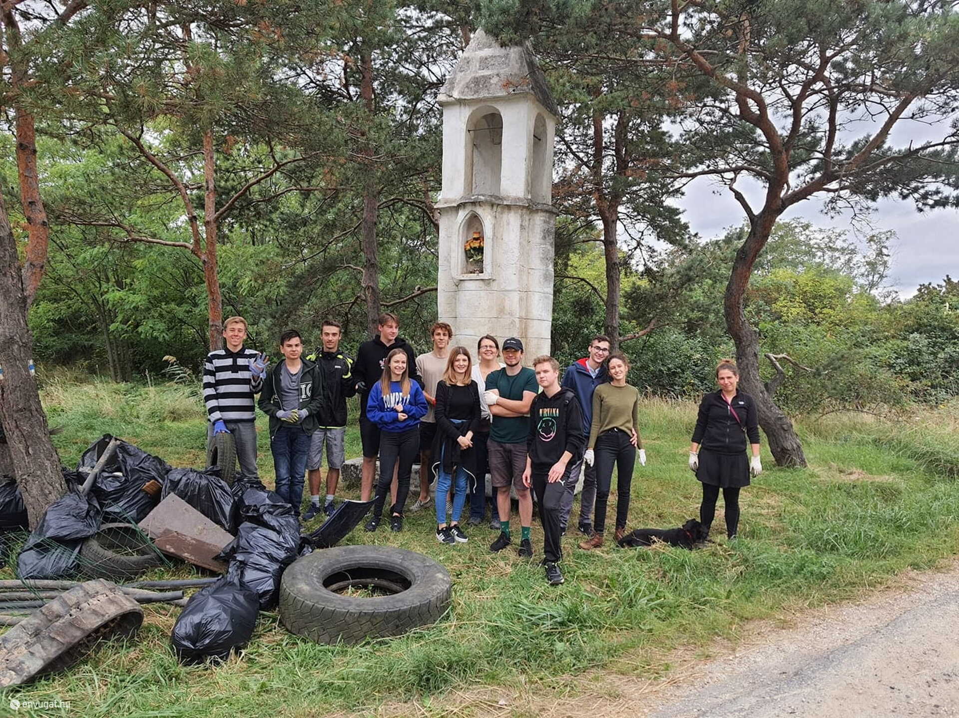 Fiatalok, akik a szabadidejükben Sopront teszik jobb és  tisztább hellyé.