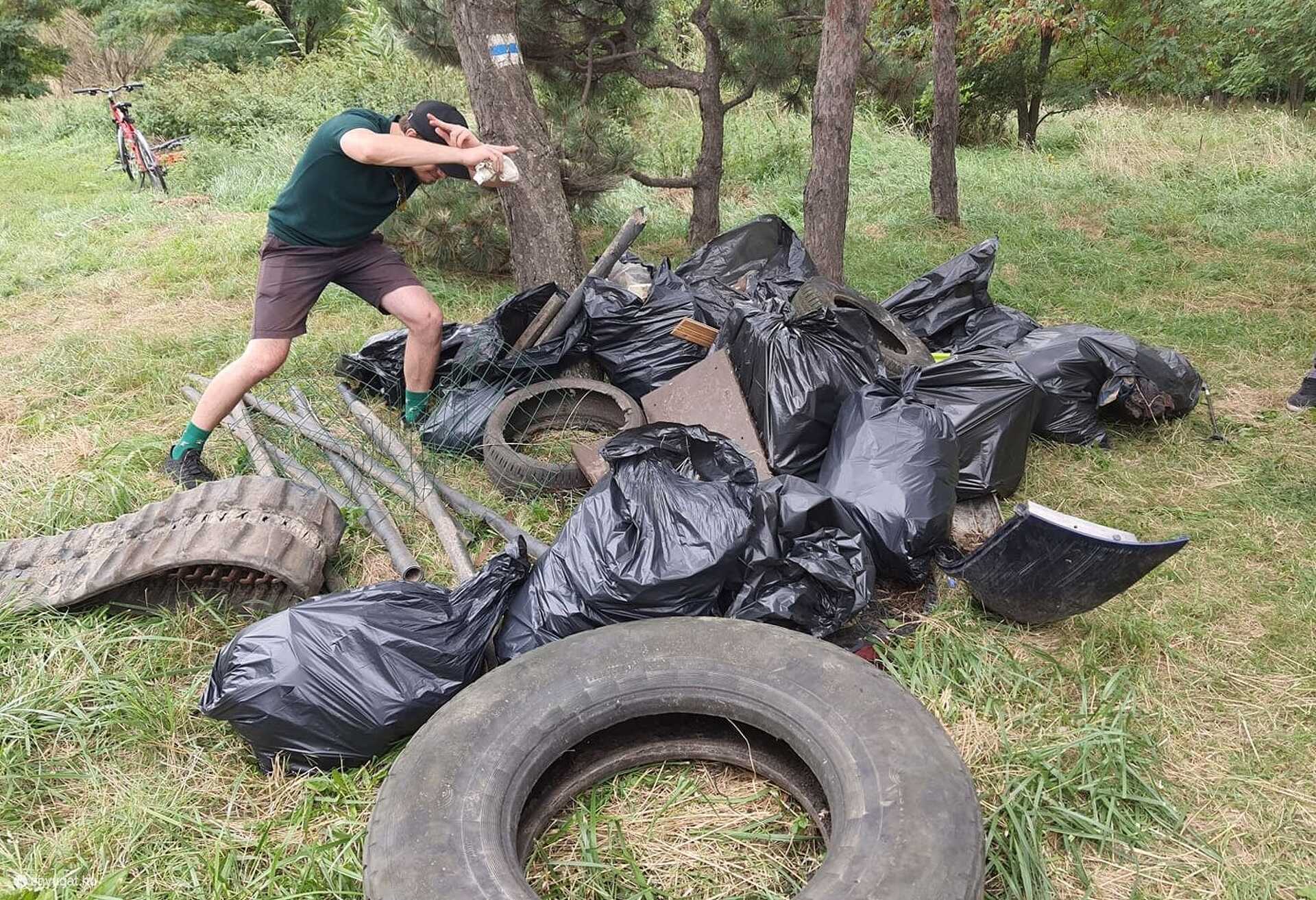 Mit keres ennyi hulladék a Pihenőkereszt környékén?