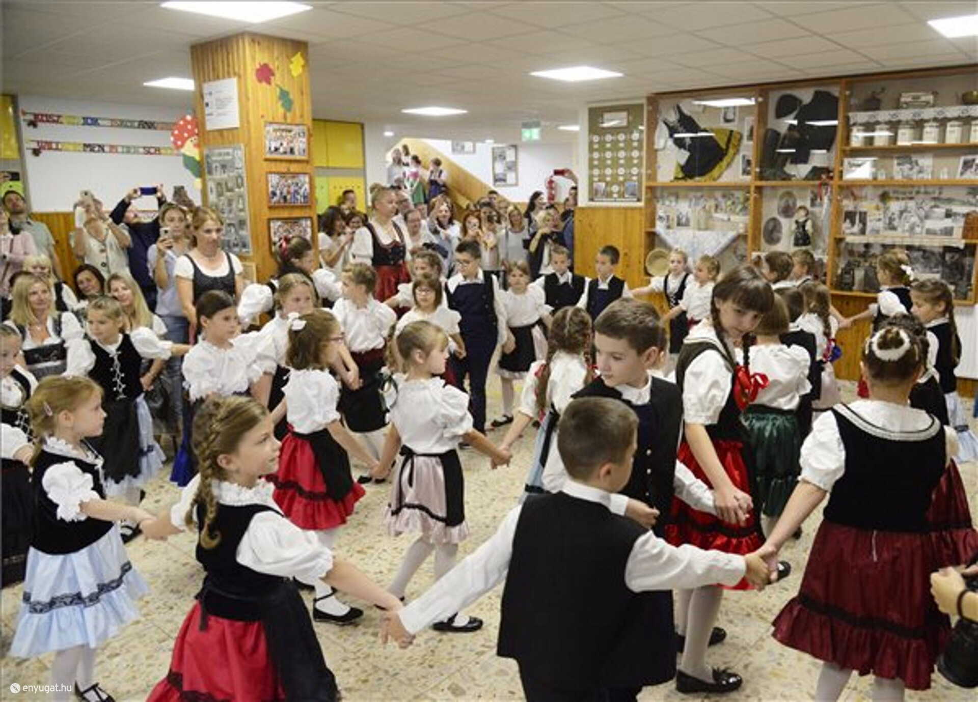 Az átadáson a gyerekek is műsort adtak.