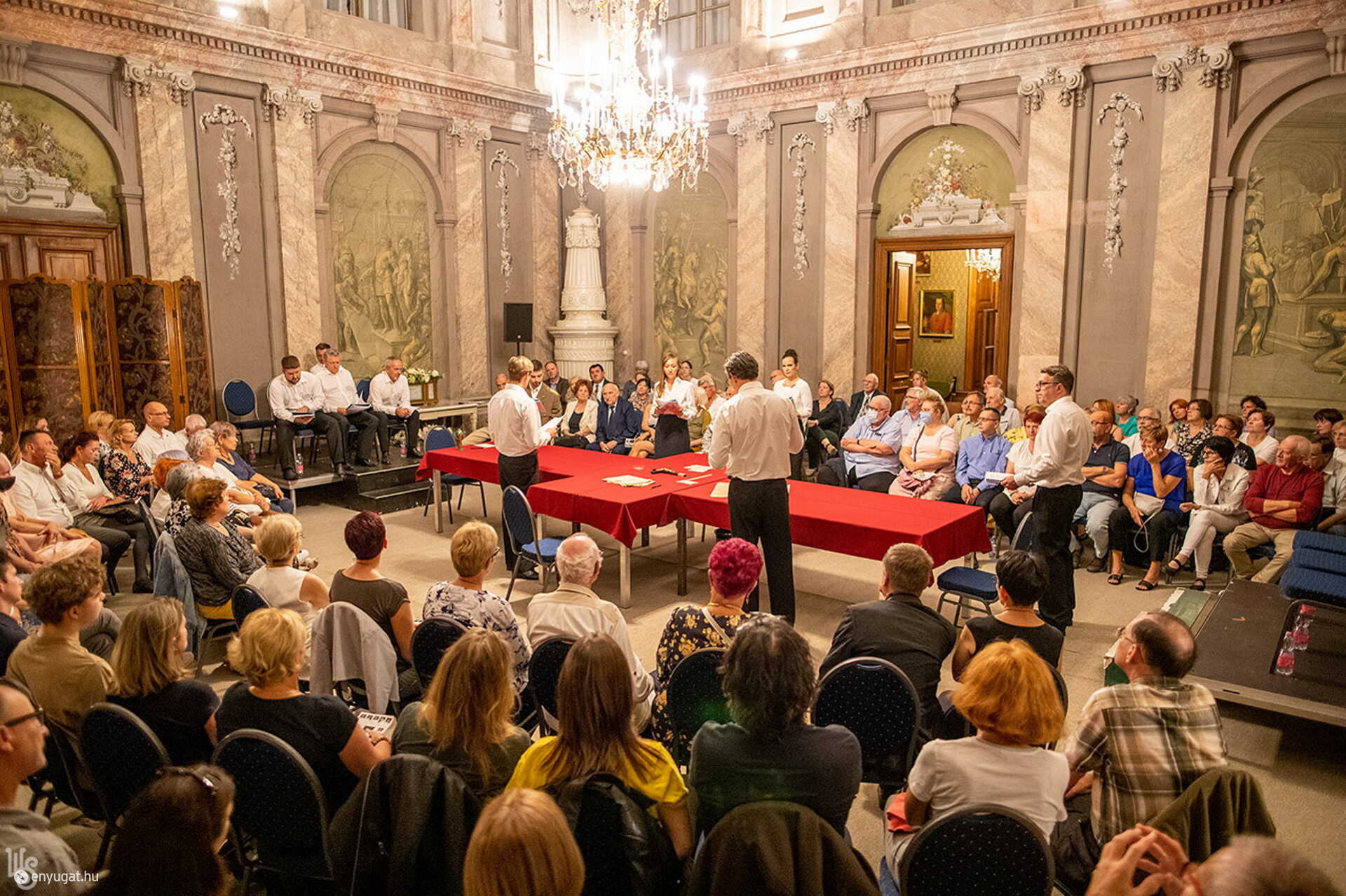 Jelenet a szombathelyi Püspöki Palotából: királydráma felolvasva.