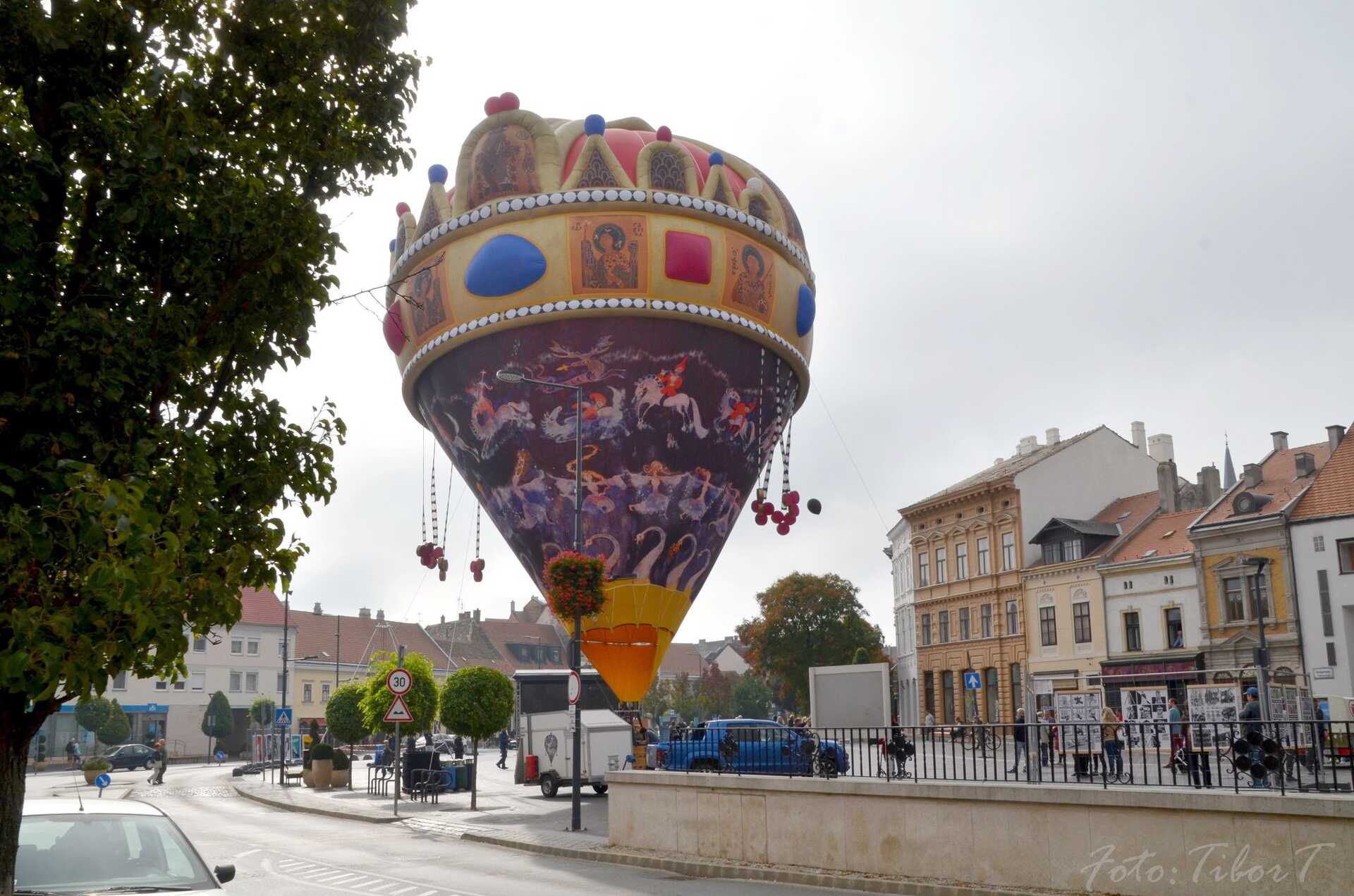 A Várkerületen a Szent Korona Ballon