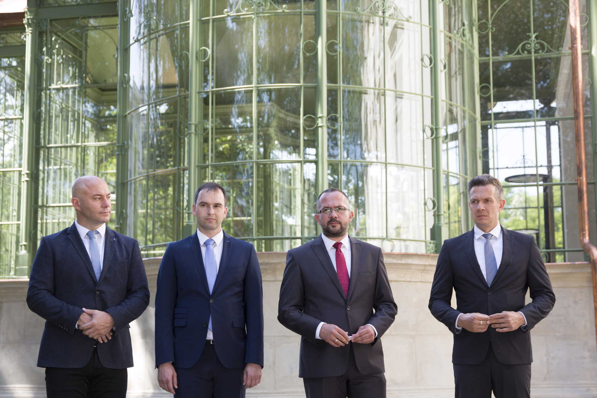 Farkas Ciprián (Fidesz-KDNP) polgármester, Gyopáros Alpár, a modern települések fejlesztéséért felelős kormánybiztos, Barcza Attila (Fidesz-KDNP) országgyűlési képviselő és Csiszár Szabolcs (Fidesz-KDNP) alpolgármester (j-b) a Modern Városok Program keretében megújult Lenck-villa átadásán Sopronban 2020. június 13-án.