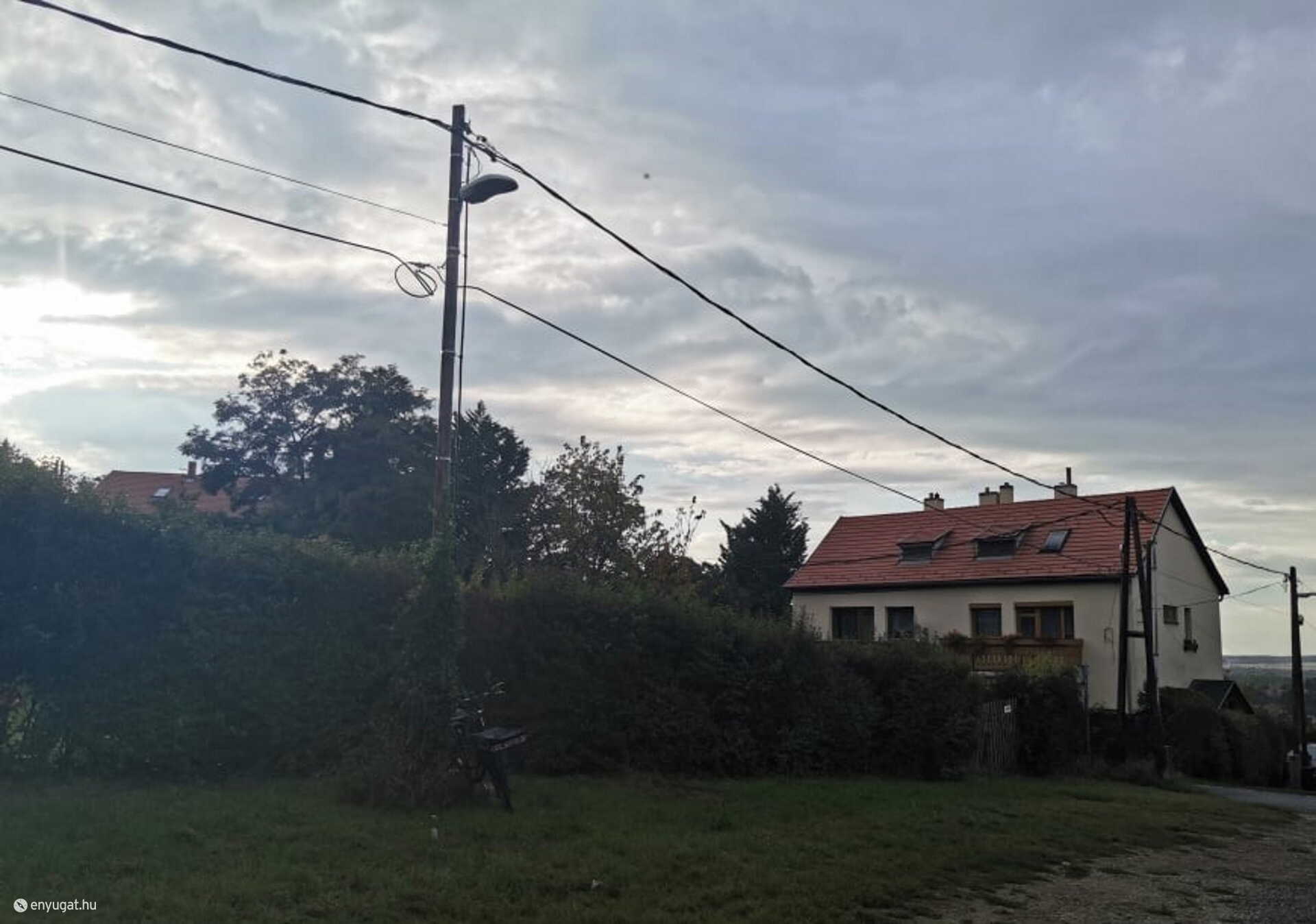 Elhagyatott bringa a Panoráma úton hetek óta várja gazdáját.
