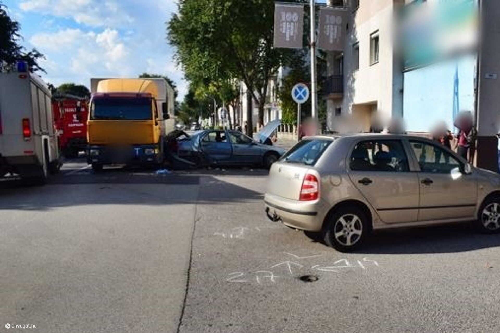 Egy ember megsérült és három autó tört össze a figyelmetlen vezetés miatt.