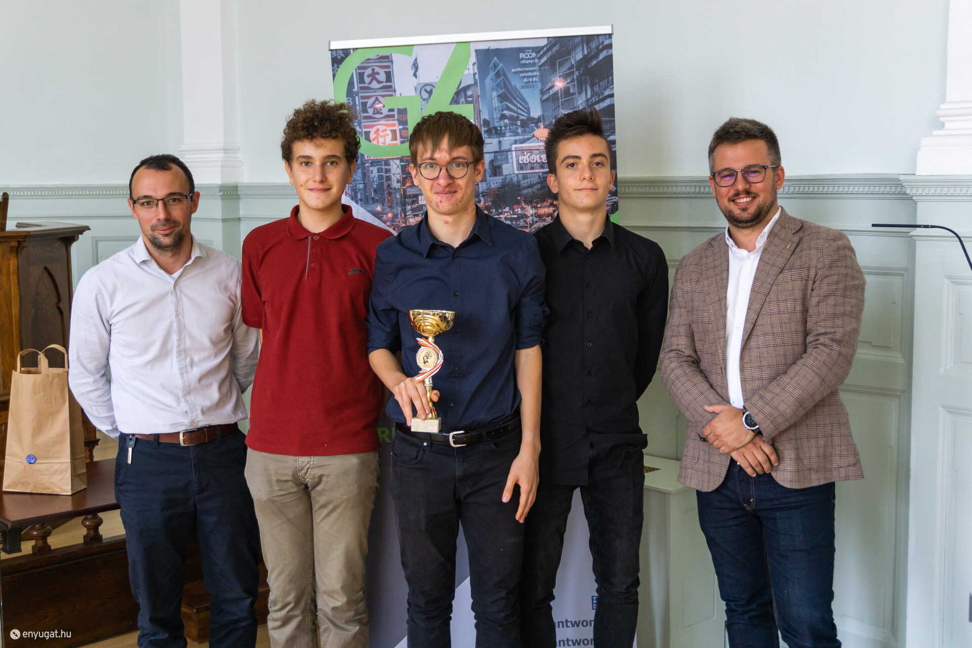 A képen a győztesek mellett a fő szponzor cég vezetői, Árkossy Máté és Vitéz Tamás állnak, akik sok Neumann versenyen nyertek és