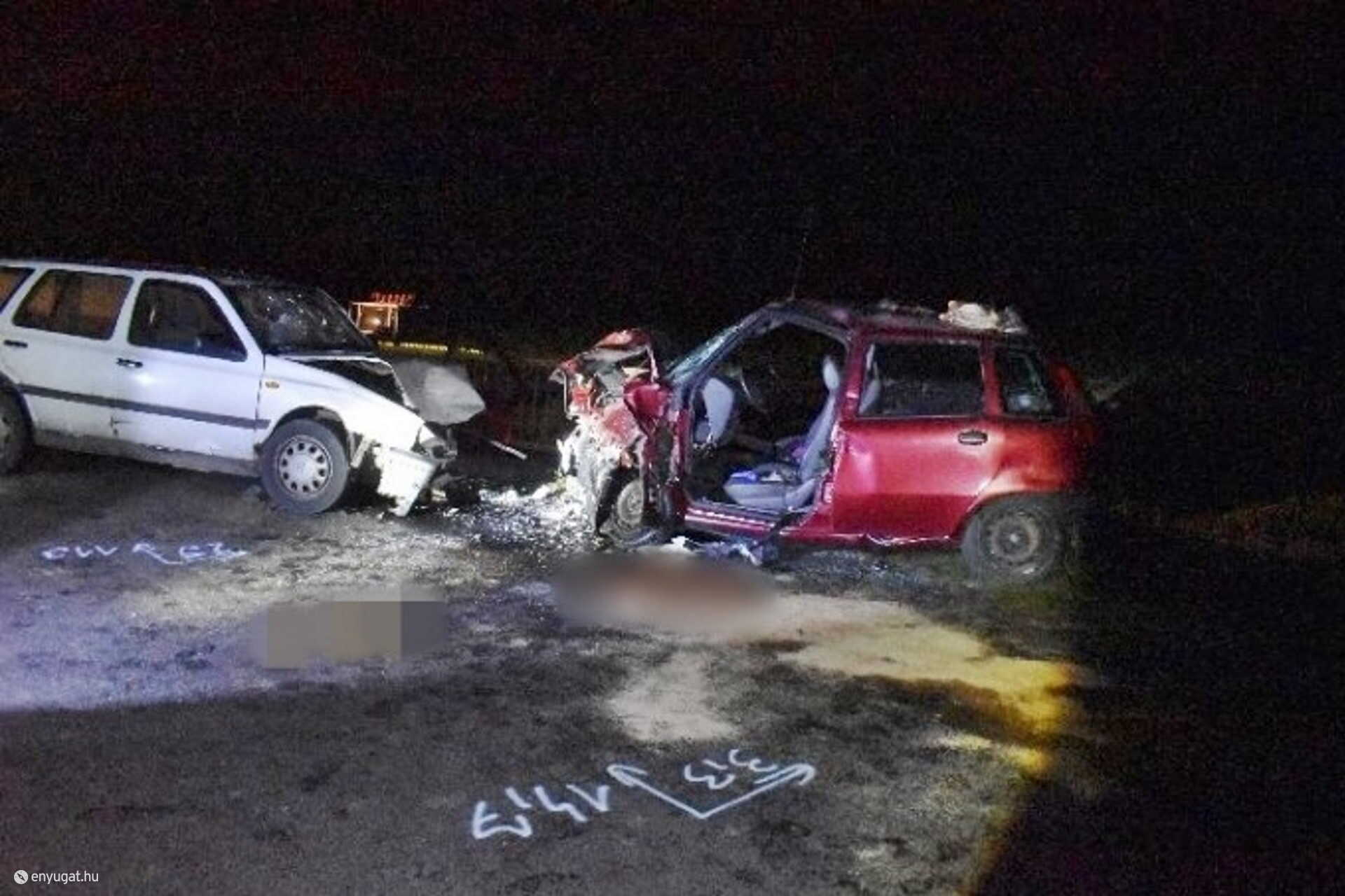 Szinte felismerhetetlenségig összetörtek a Győrútbarátnál ütközött autók.  
