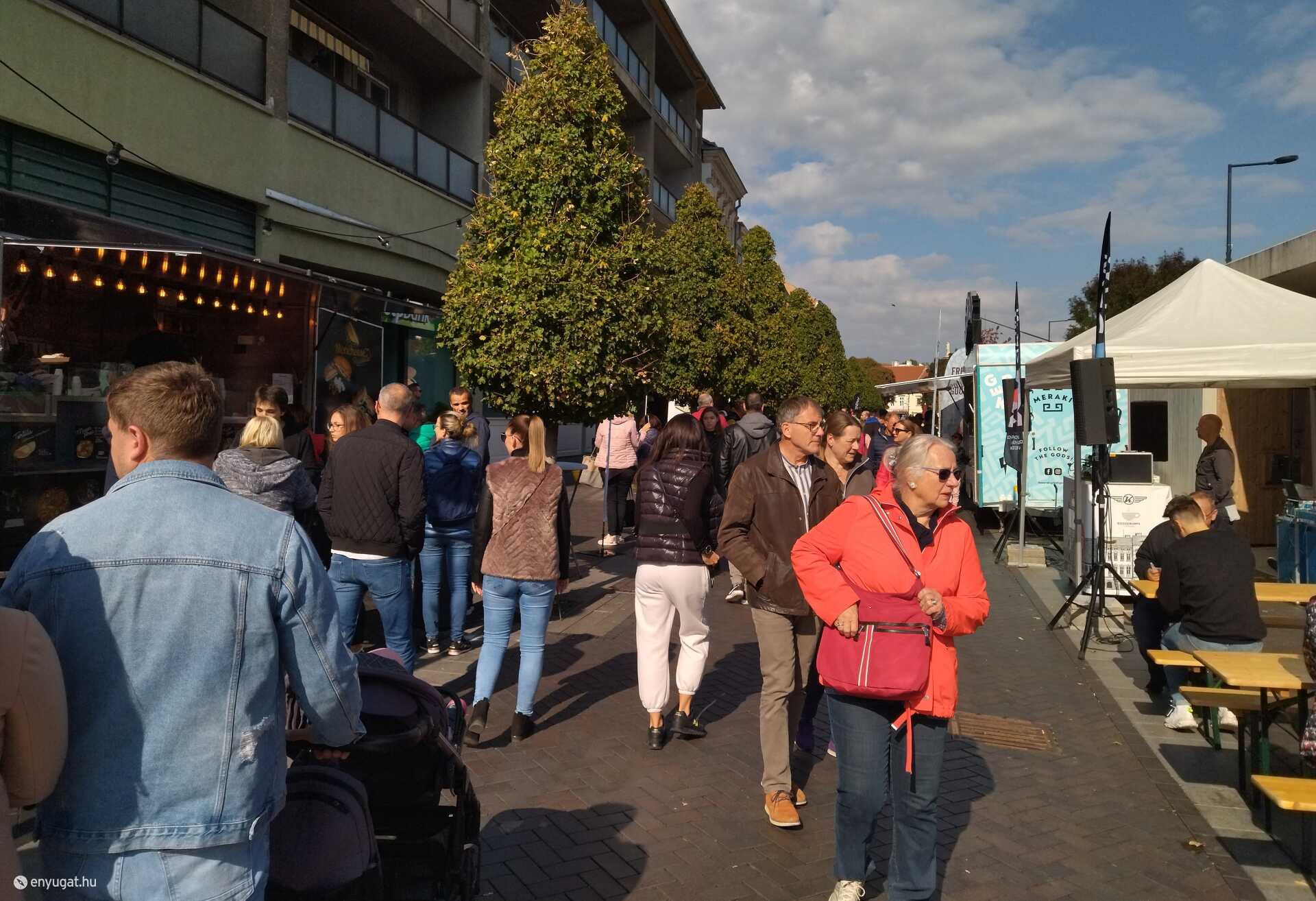 Szombat délben is sokan voltak kíváncsiak a kínálatra.